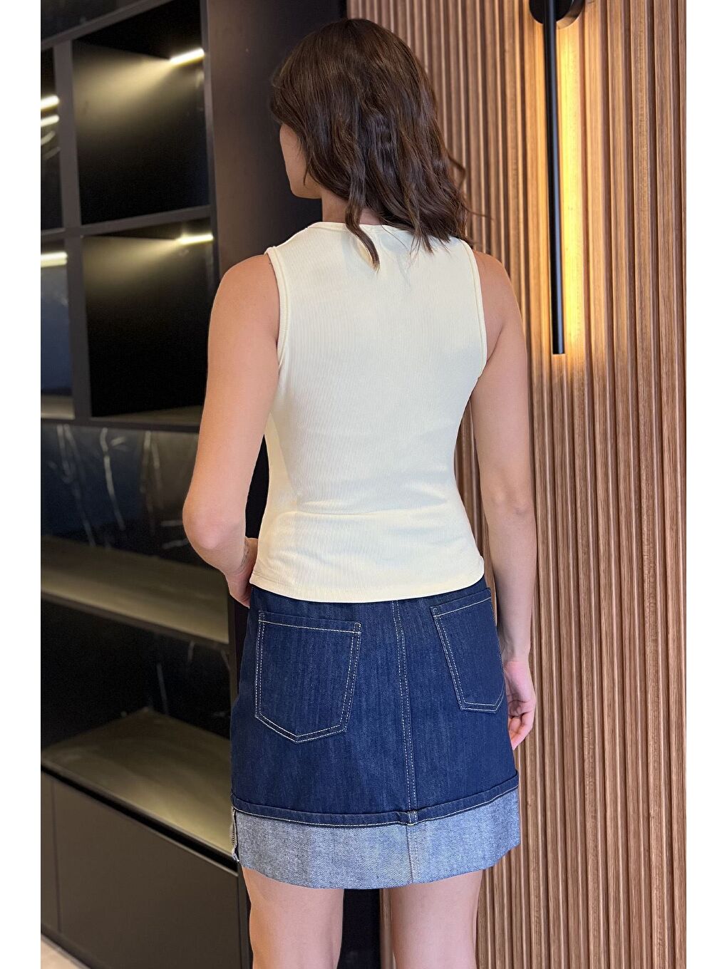 Sarı Yan Büzgülü Düğme Detaylı Sıfır Kol Bluz-2