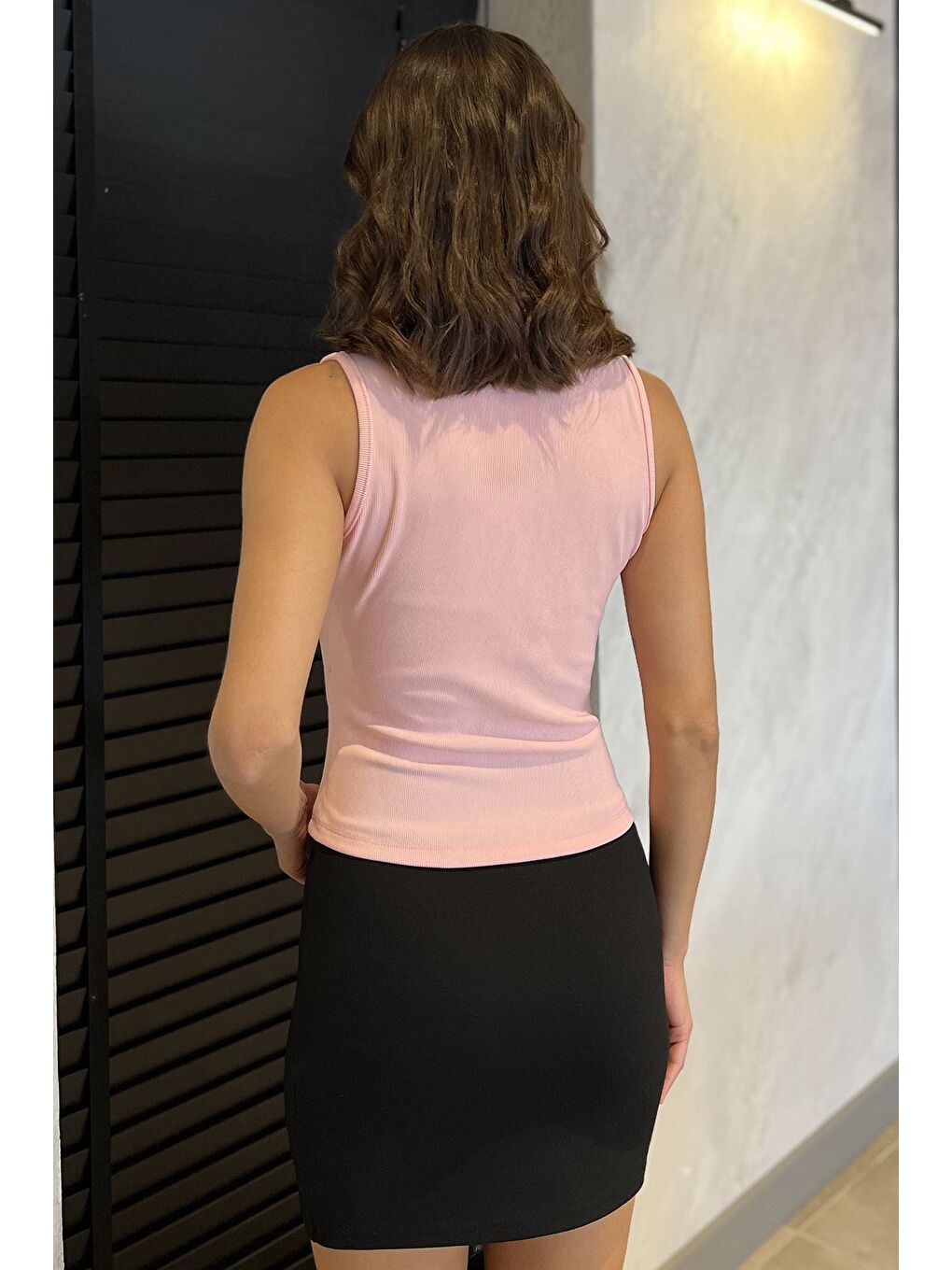 Pembe Yan Büzgülü Düğme Detaylı Sıfır Kol Bluz-2