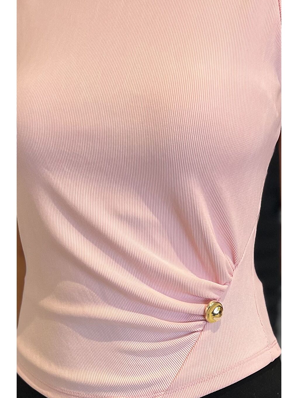 Pembe Yan Büzgülü Düğme Detaylı Sıfır Kol Bluz-3