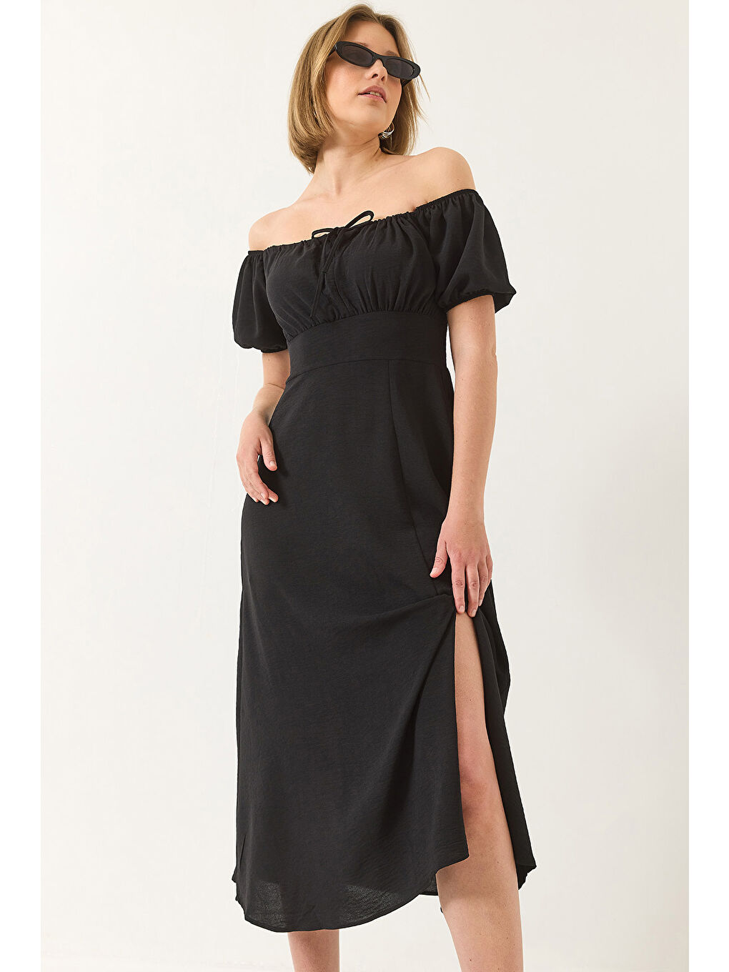 Siyah Kadın Kare Yaka Bağlama Detaylı Gipeli Yırtmaçlı Yazlık Elbise