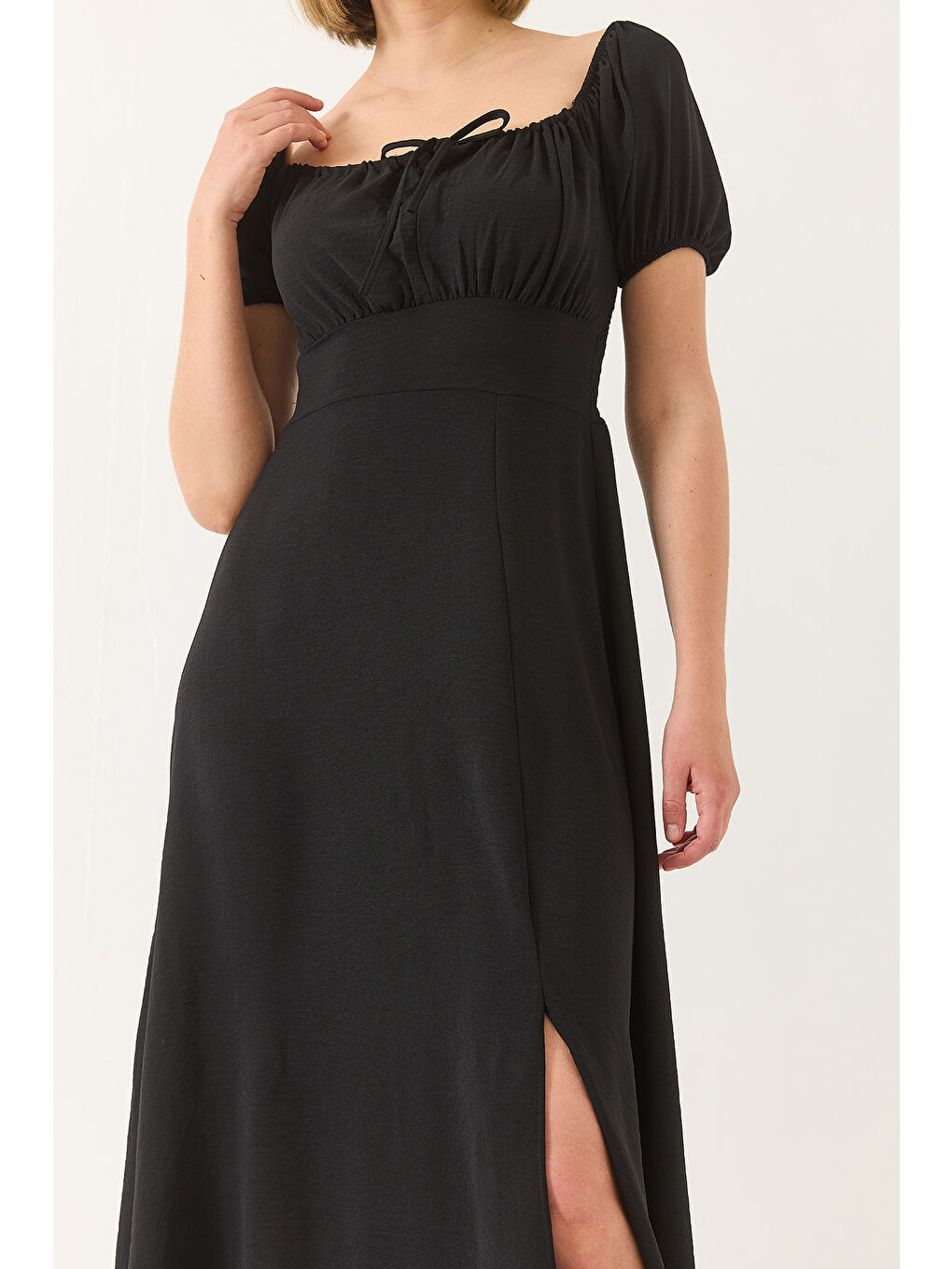 Siyah Kadın Kare Yaka Bağlama Detaylı Gipeli Yırtmaçlı Yazlık Elbise-5