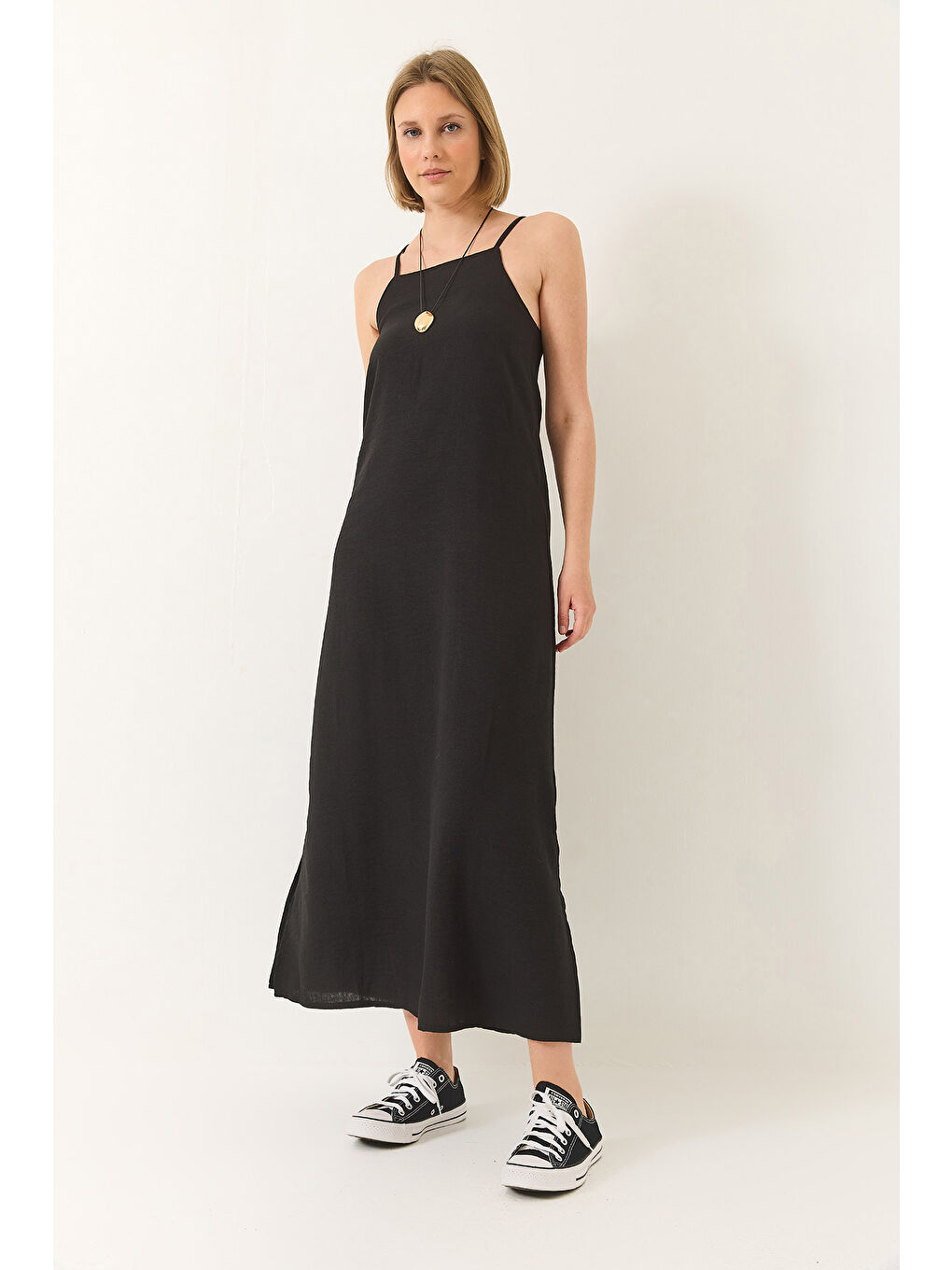 Siyah Kadın Askılı Yırtmaç Detaylı Uzun Keten Elbise-1