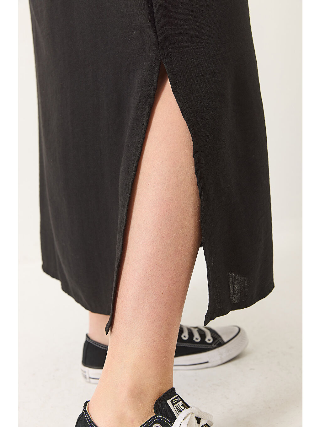 Siyah Kadın Askılı Yırtmaç Detaylı Uzun Keten Elbise-6