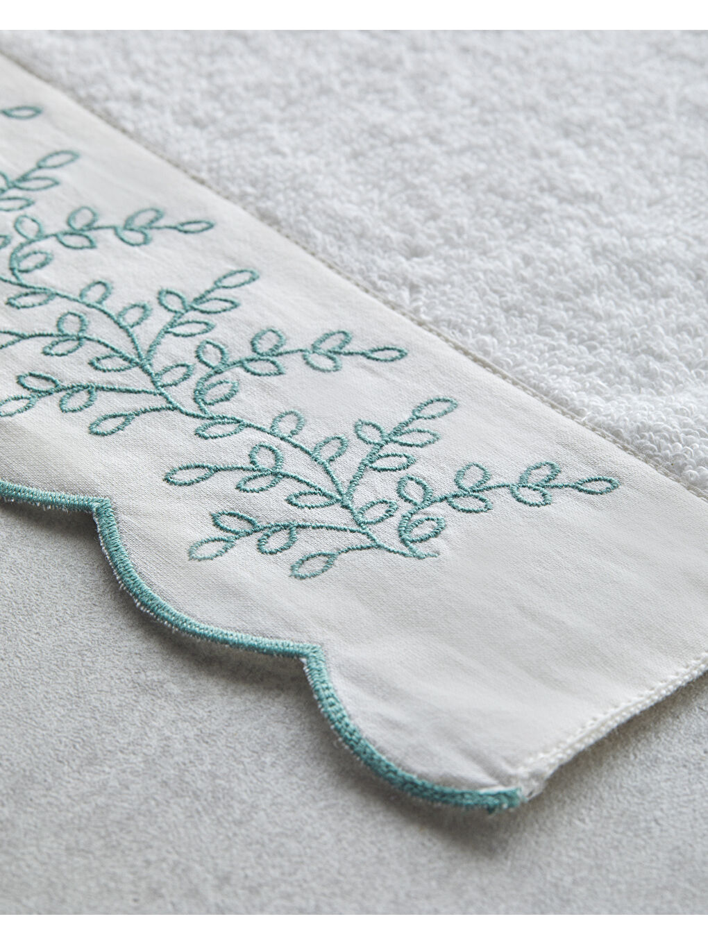 Lila Artistic Leafy Pamuklu Brodeli Yüz Havlusu 50x80 cm Ekru - Yeşil-2