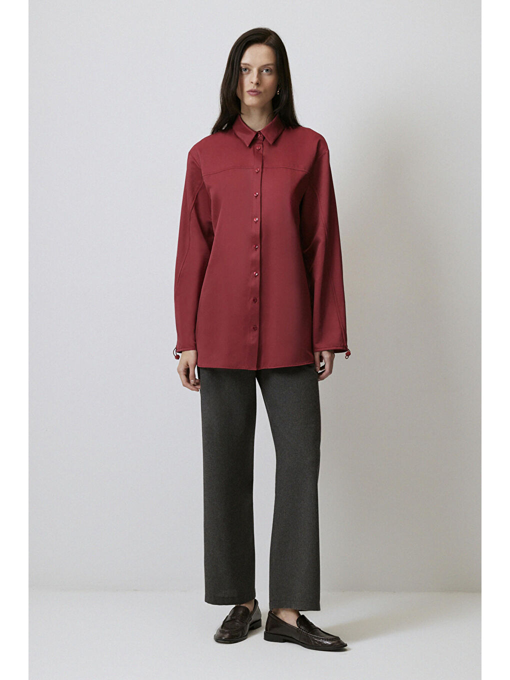 Bordo Kolu Büzgülü Saten Görünümlü Gömlek