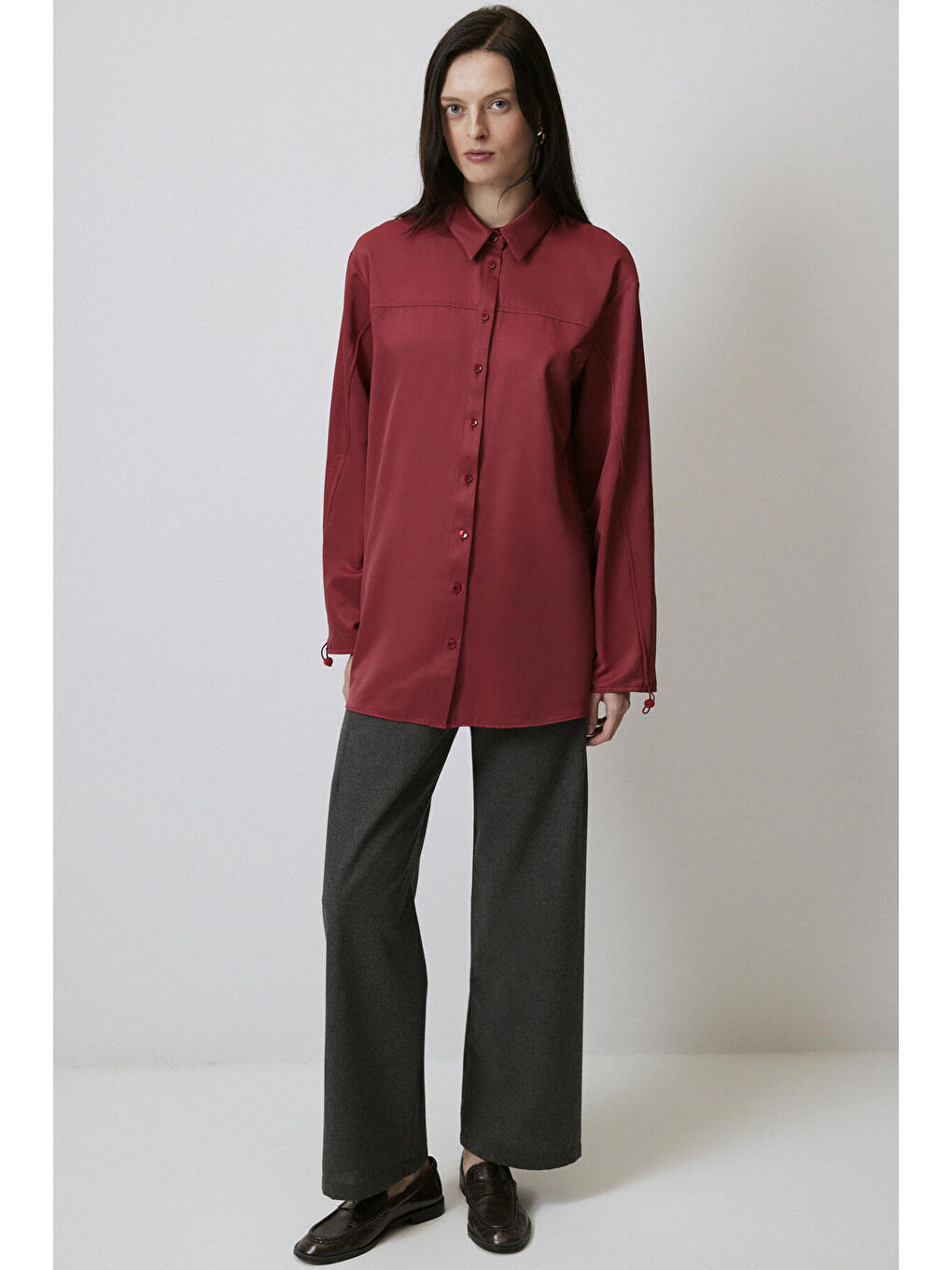 Bordo Kolu Büzgülü Saten Görünümlü Gömlek-1