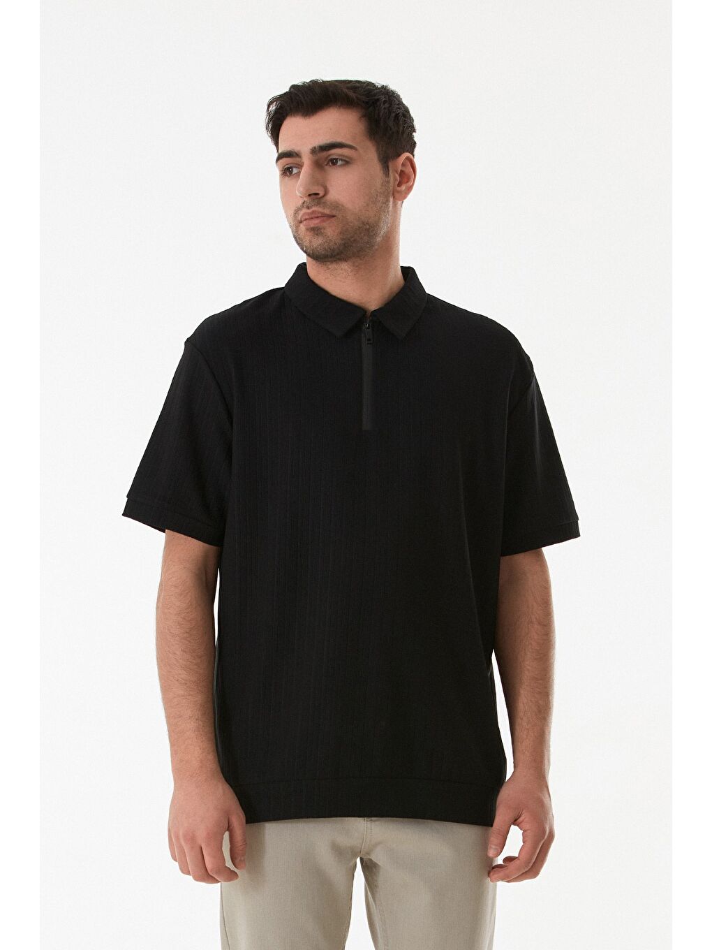 Siyah Yarım Fermuarlı Polo Yaka Jakarlı Tişört