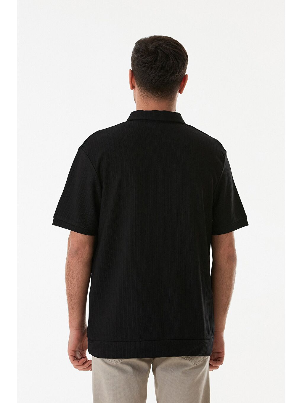 Siyah Yarım Fermuarlı Polo Yaka Jakarlı Tişört-1