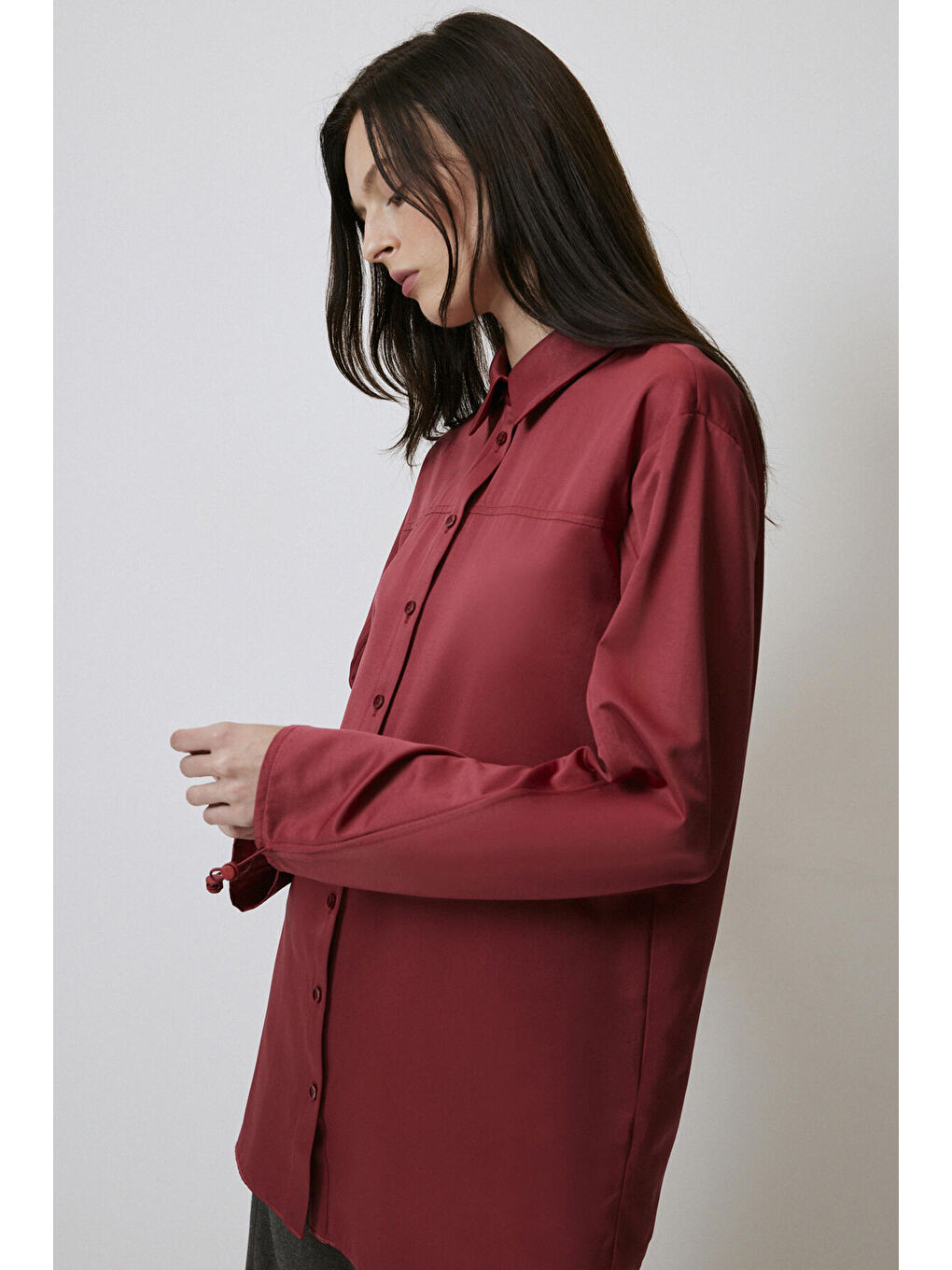 Bordo Kolu Büzgülü Saten Görünümlü Gömlek-3