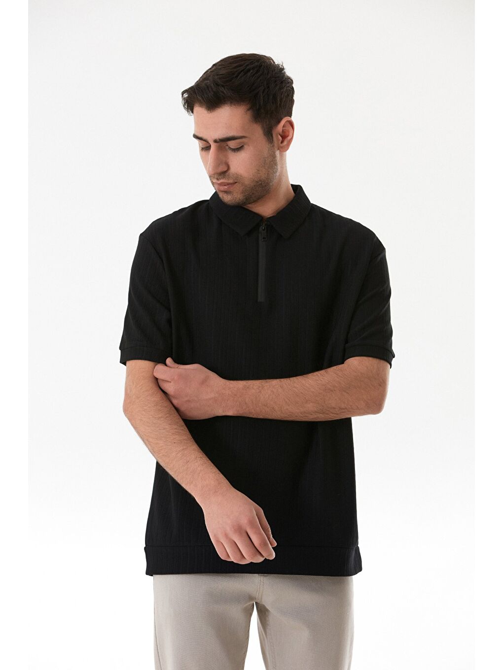 Siyah Yarım Fermuarlı Polo Yaka Jakarlı Tişört-2