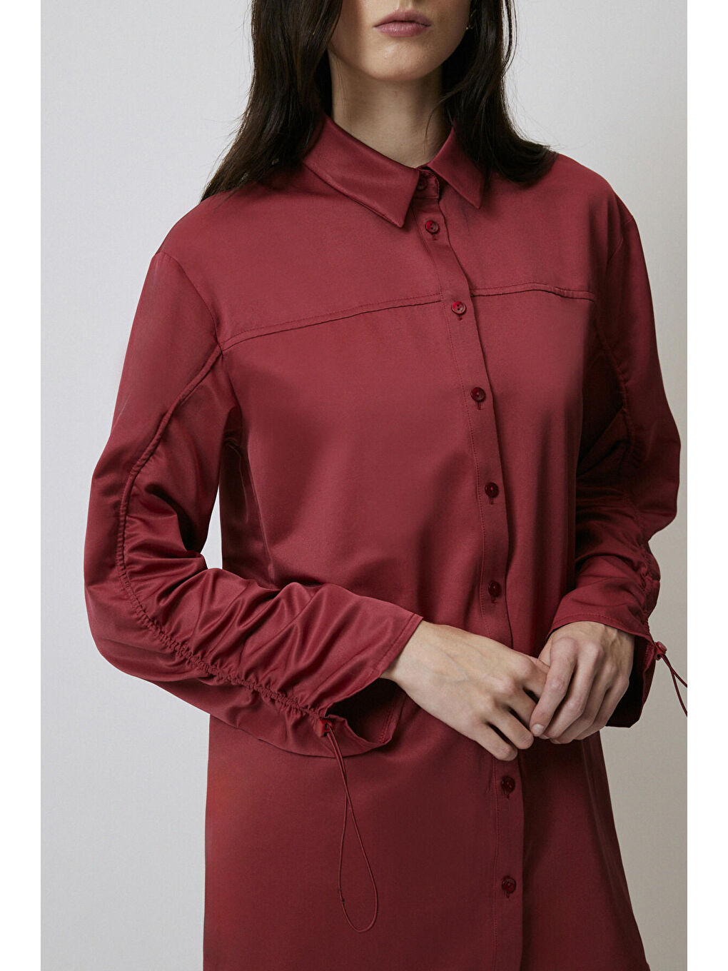 Bordo Kolu Büzgülü Saten Görünümlü Gömlek-5