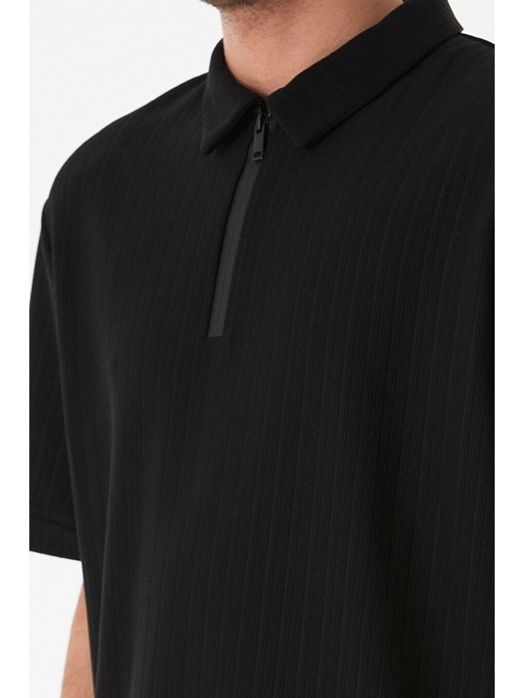 Siyah Yarım Fermuarlı Polo Yaka Jakarlı Tişört-4