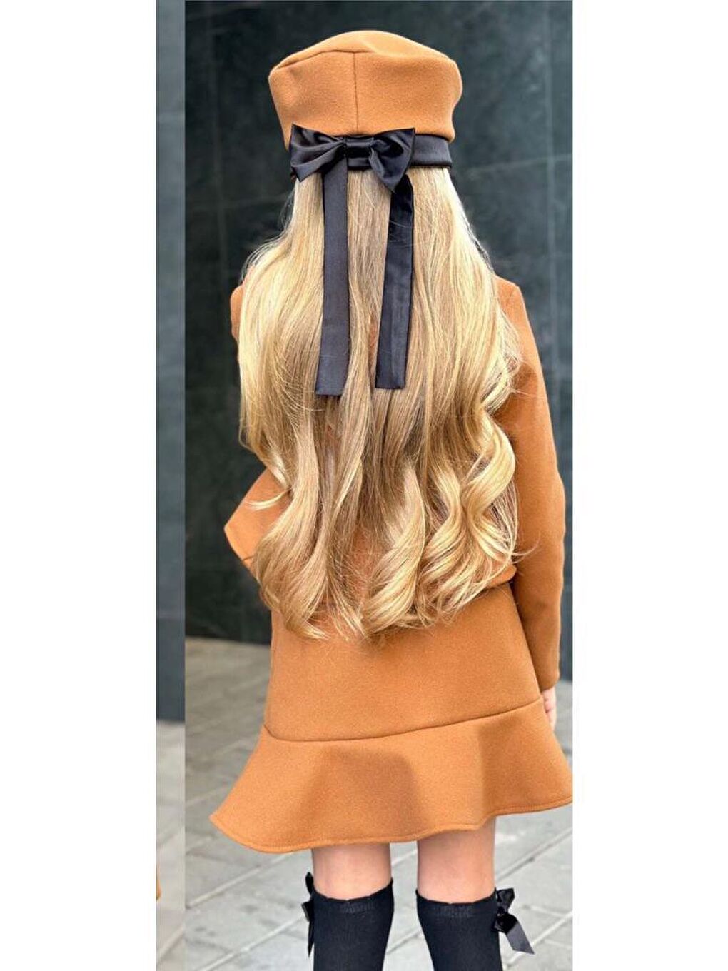 Kız Çocuk Asimetrik Kesim ve Düğme Detaylı Ceket Eteği Fırfır Detaylı Kahverengi Kaşe Etekli Takım