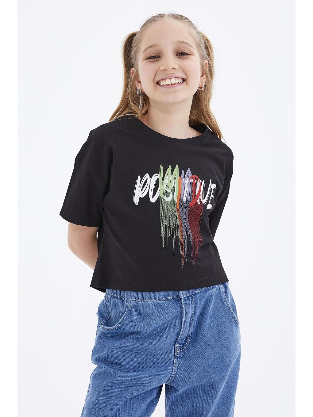 TOMMYLIFE Siyah Renkli Yazı Baskılı O Yaka Oversize Düşük Omuz Kız Çocuk Crop T-Shirt  - 75036