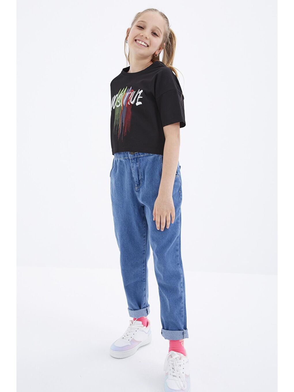 TOMMYLIFE Siyah Renkli Yazı Baskılı O Yaka Oversize Düşük Omuz Kız Çocuk Crop T-Shirt  - 75036 - 1