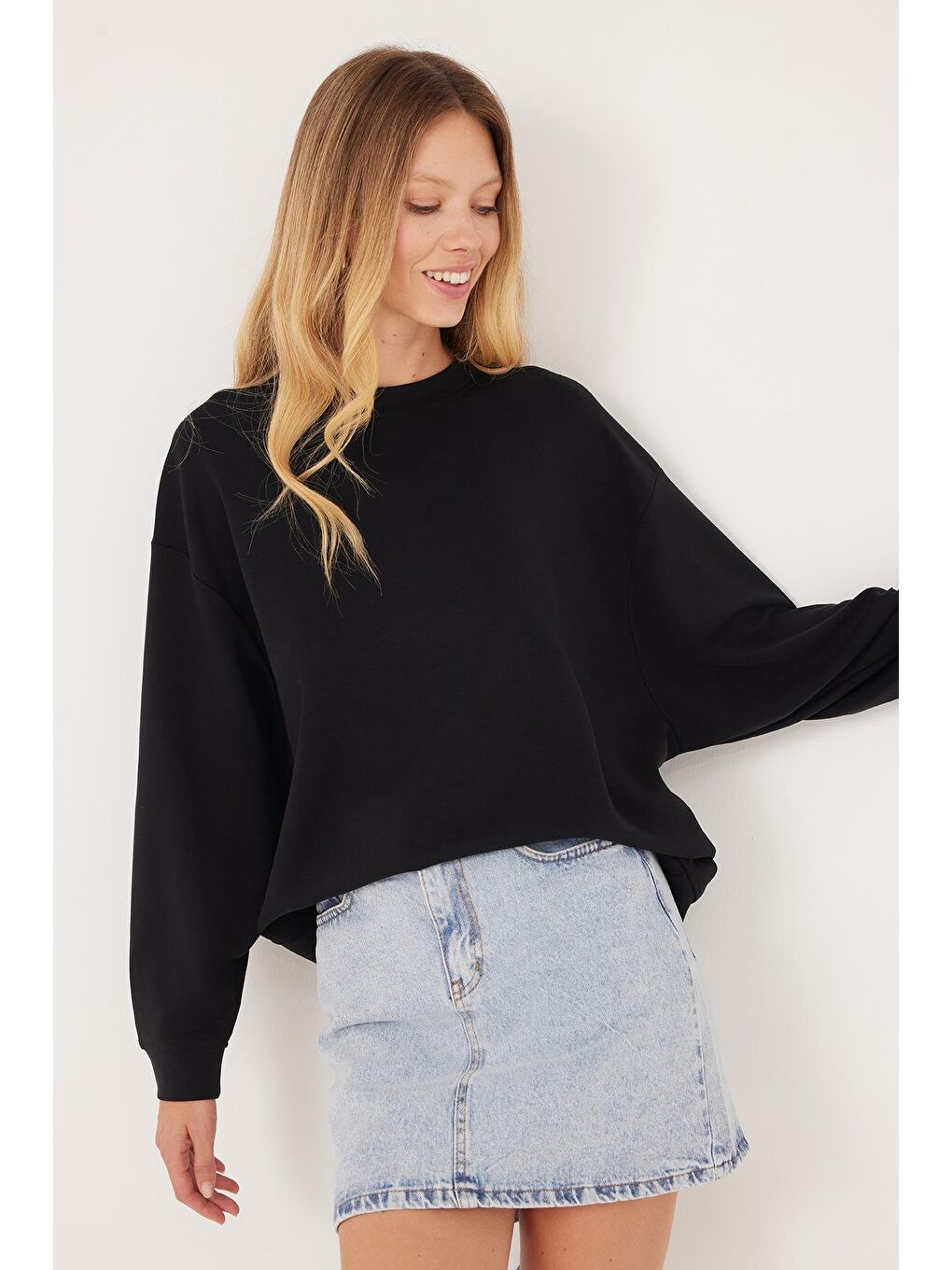 Kadın Relax Fit Rahat Kesim Bisiklet Yaka Siyah Sweatshirt-1