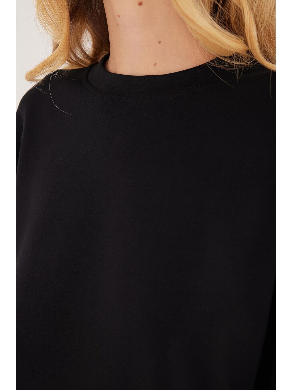 Kadın Relax Fit Rahat Kesim Bisiklet Yaka Siyah Sweatshirt-2