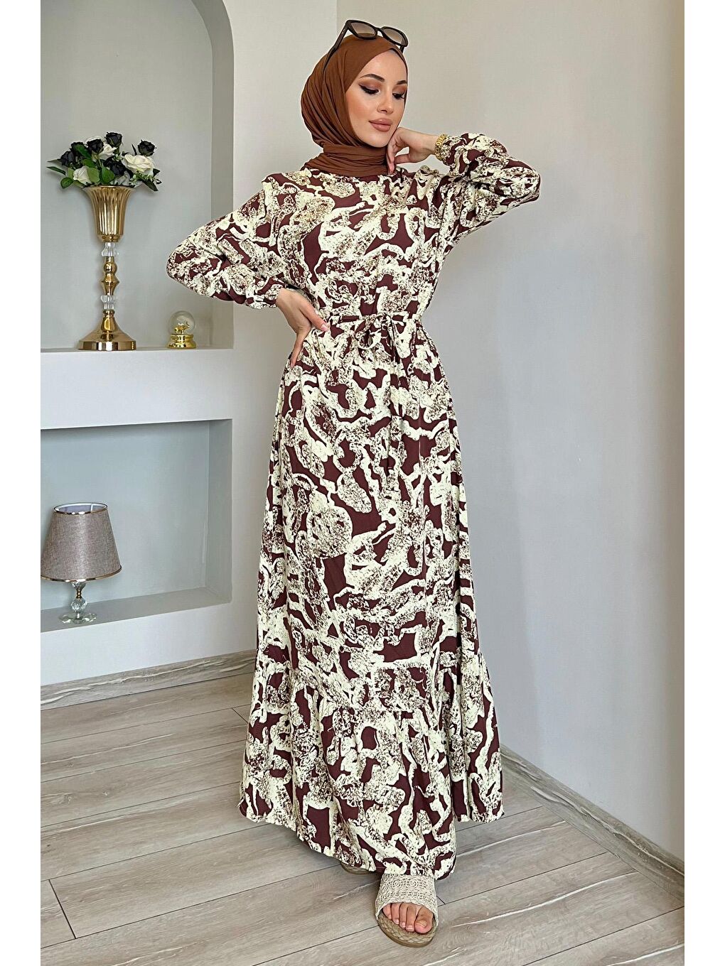 Kahverengi Desenli Bel Kuşaklı Fırfırlı Tesettür Viskon Elbise