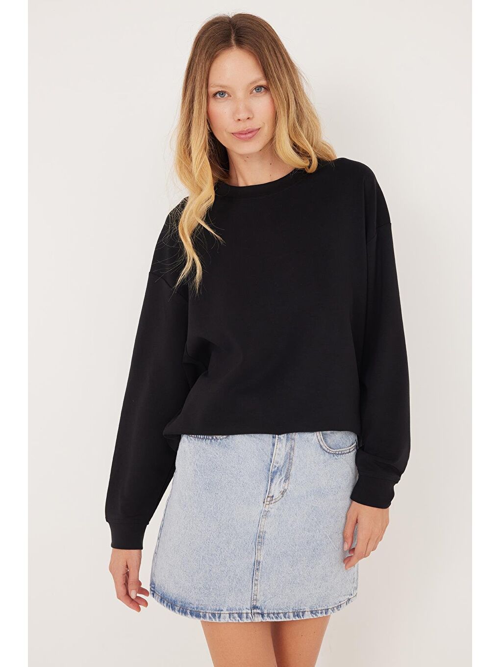Kadın Relax Fit Rahat Kesim Bisiklet Yaka Siyah Sweatshirt-4