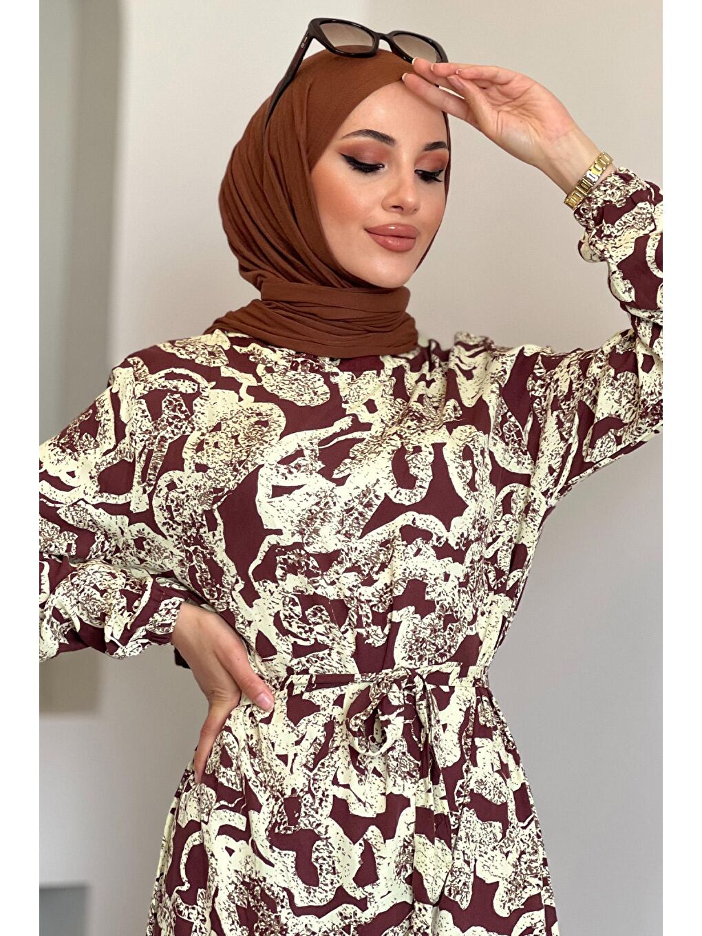 Kahverengi Desenli Bel Kuşaklı Fırfırlı Tesettür Viskon Elbise-2