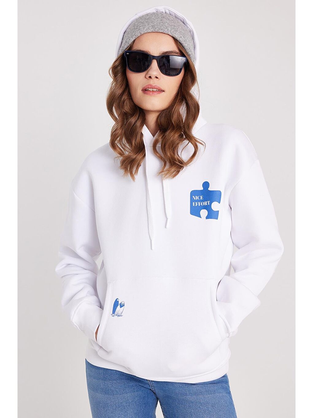 Kadın Oversize Geniş Kesim Pamuklu Yumuşak Dokulu İçi Polarlı Baskılı Beyaz Kapüşonlu Sweatshirt