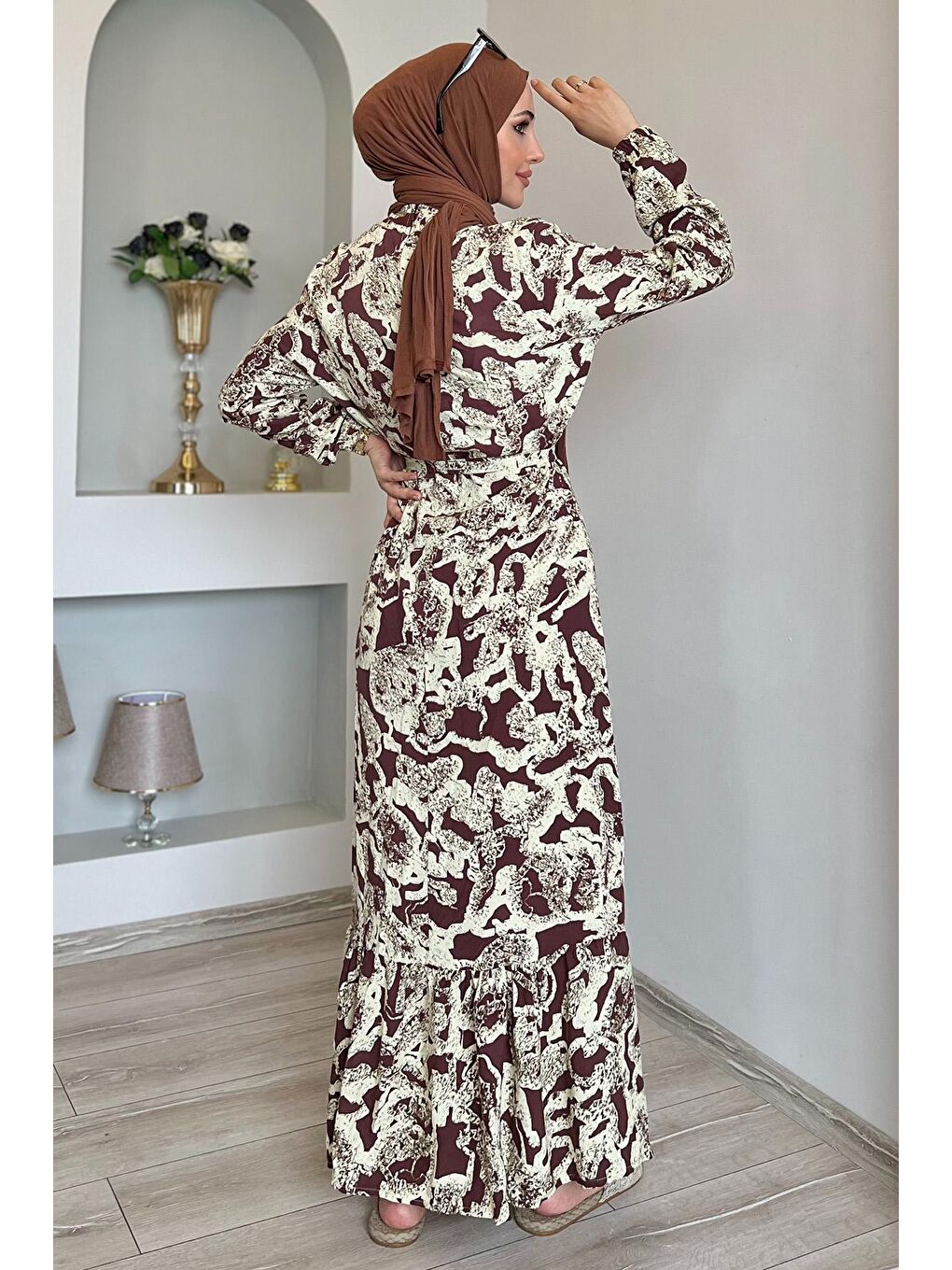 Kahverengi Desenli Bel Kuşaklı Fırfırlı Tesettür Viskon Elbise-3