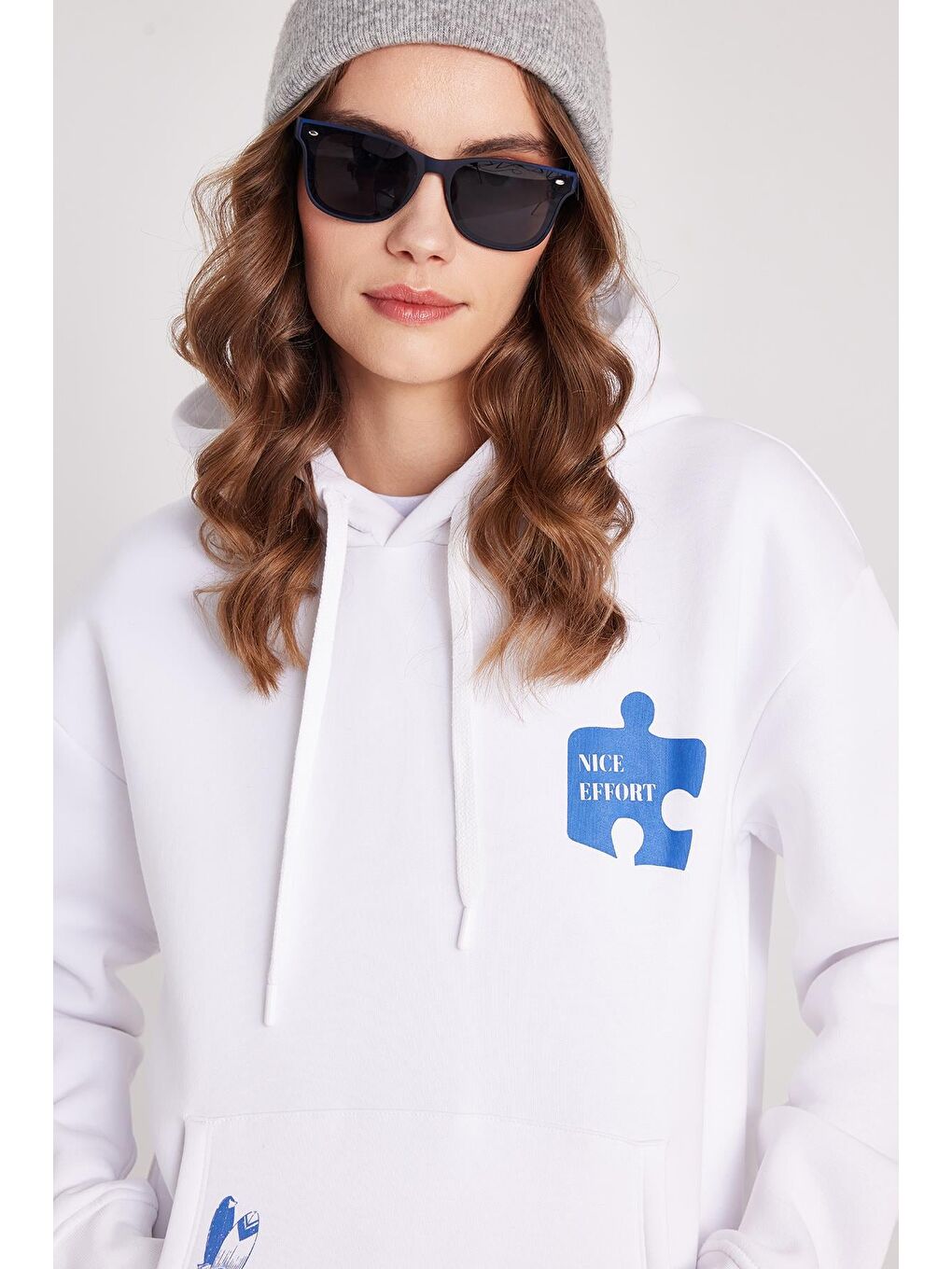 Kadın Oversize Geniş Kesim Pamuklu Yumuşak Dokulu İçi Polarlı Baskılı Beyaz Kapüşonlu Sweatshirt-1