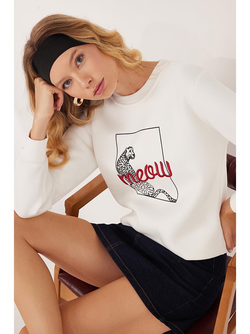 Kadın Regular Fit Klasik Kesim %100 Pamuk Baskılı Bisiklet Yaka Beyaz Sweatshirt-1