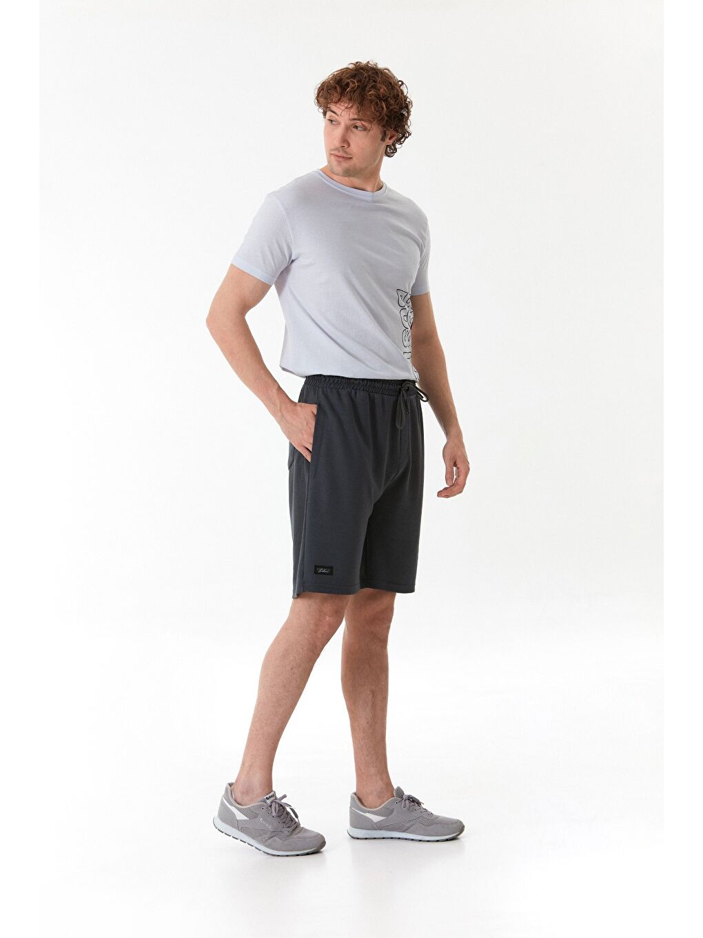 Gri Beli Lastikli Armalı Penye Şort-2