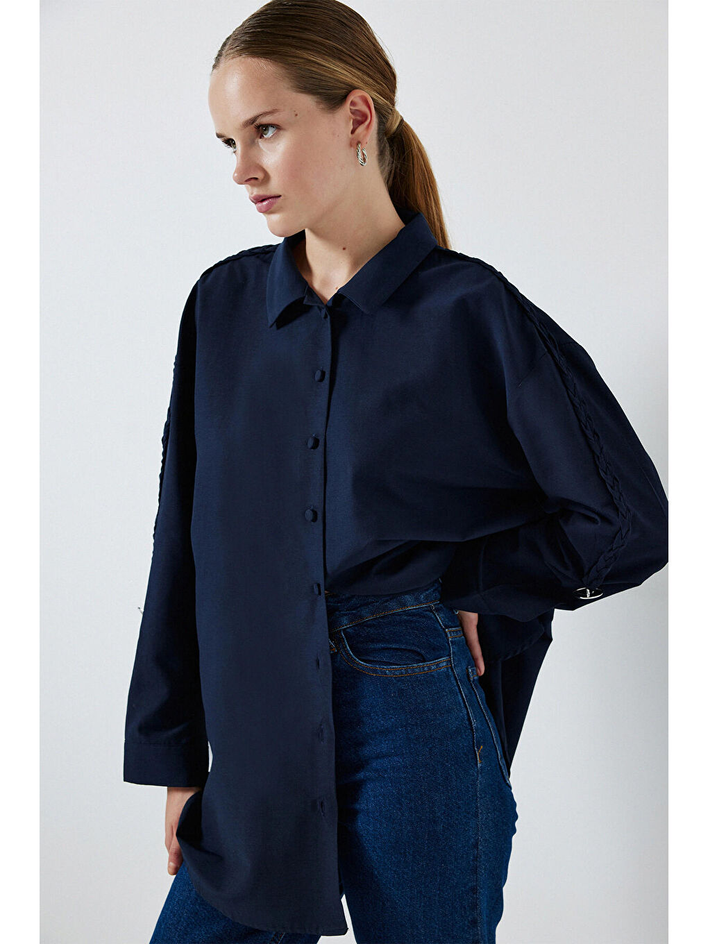 Lacivert Kolu Örgü İşlemeli Gömlek