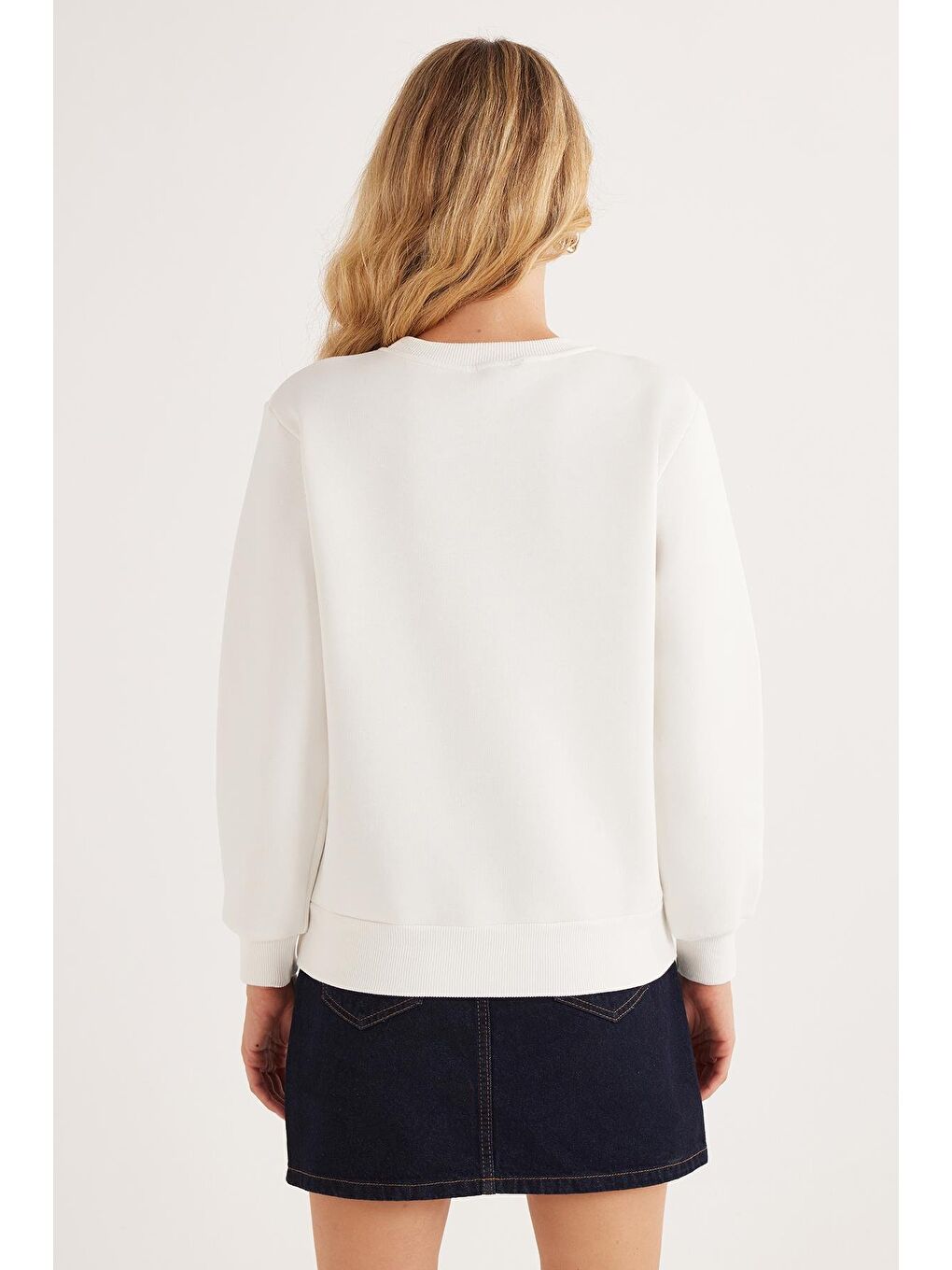 Kadın Regular Fit Klasik Kesim %100 Pamuk Baskılı Bisiklet Yaka Beyaz Sweatshirt-5
