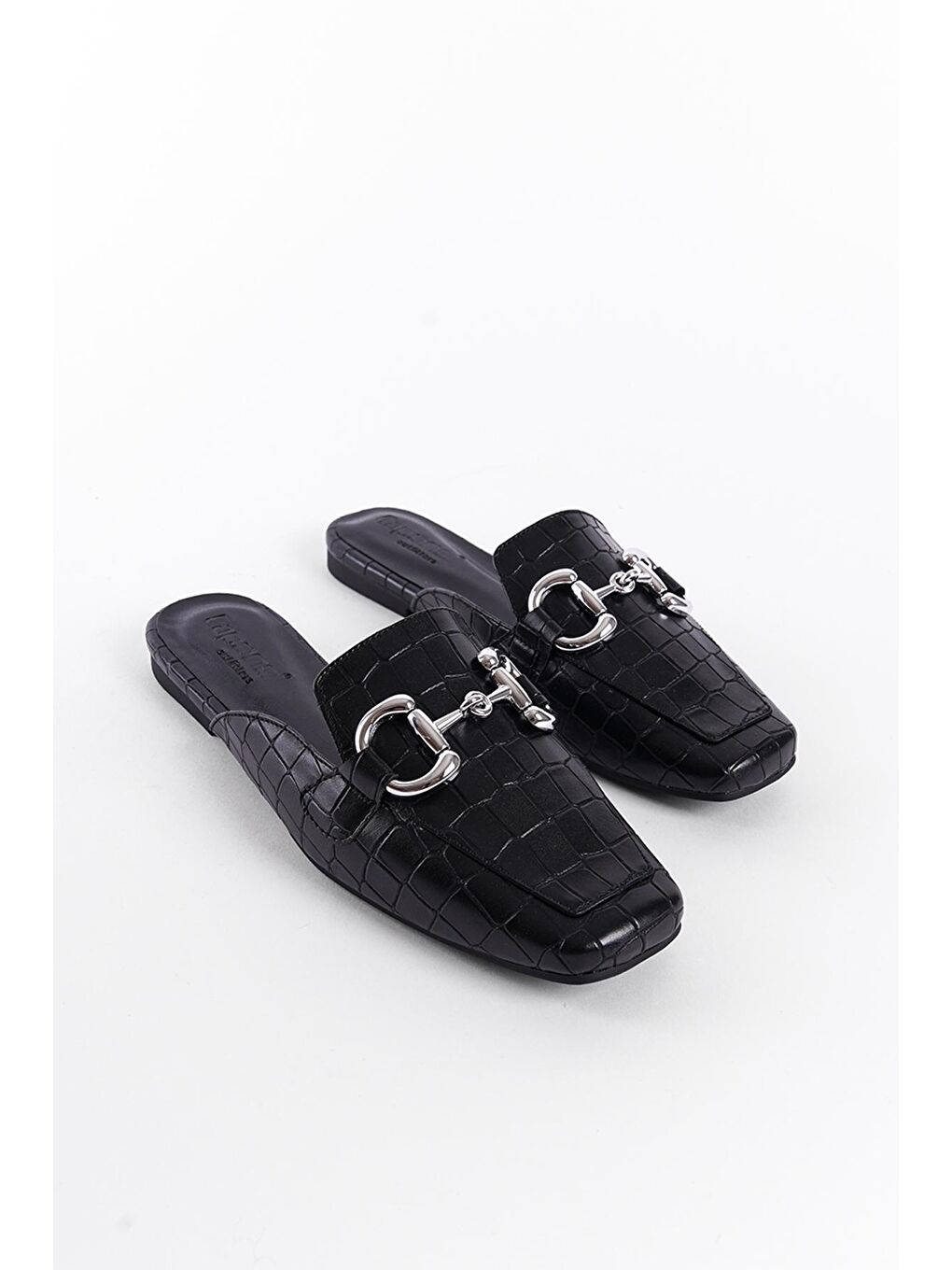 Siyah Küt Burunlu Metal Aksesuarlı Kroko Desenli Kadın Terlik