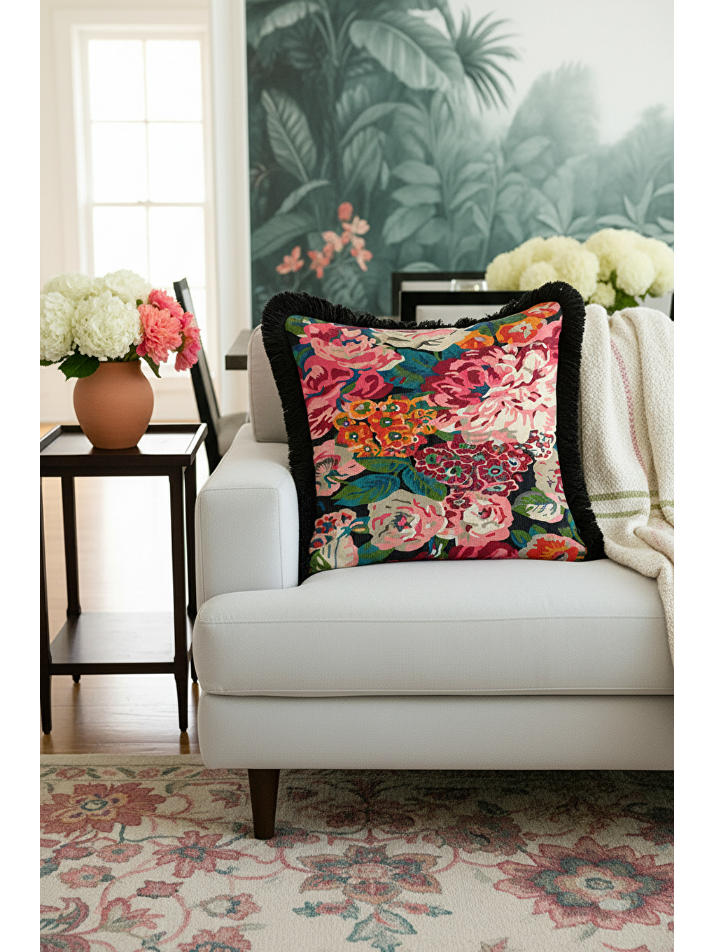 Karışık Vintage Çiçek Bahçesi Saçaklı Yastık Kılıfı - Canlı Bohem Pembe Yeşil Siyah Püsküllü Kırlent Kılıfı-1