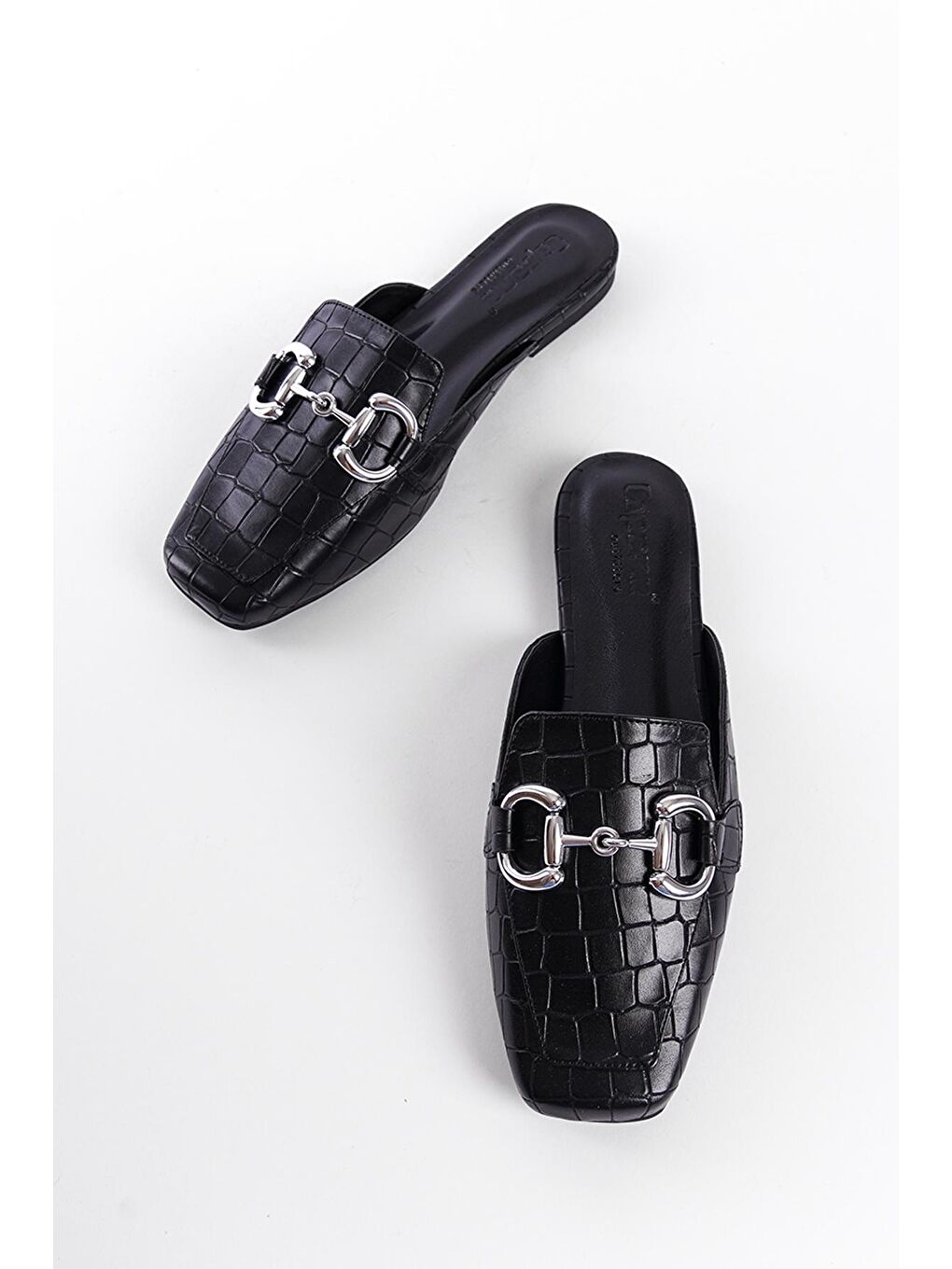 Siyah Küt Burunlu Metal Aksesuarlı Kroko Desenli Kadın Terlik-1