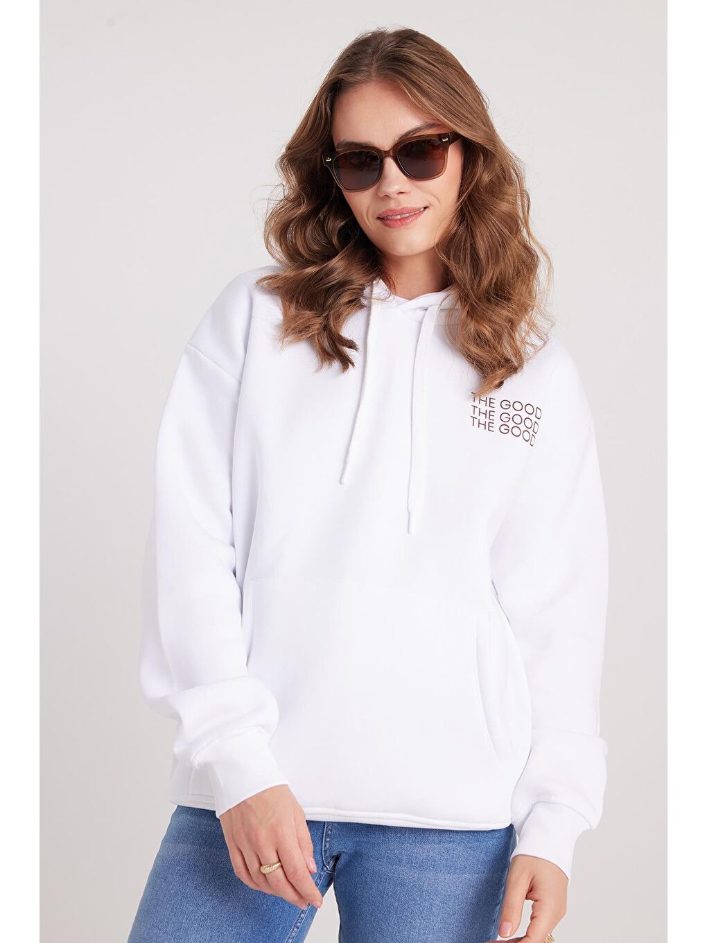 Kadın Oversize Geniş Kesim Pamuklu Yumuşak Dokulu İçi Polarlı Baskılı Beyaz Kapüşonlu Sweatshirt