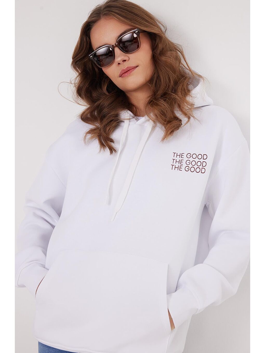 Kadın Oversize Geniş Kesim Pamuklu Yumuşak Dokulu İçi Polarlı Baskılı Beyaz Kapüşonlu Sweatshirt-1