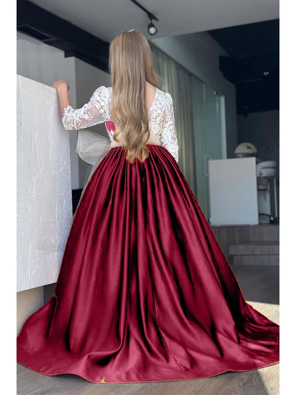 Kız Çocuk Yakası Şeffaf Tül Omuz ve Kolları Güpür İşlemeli Fiyonk Detaylı Saten Bordo Uzun Abiye-1
