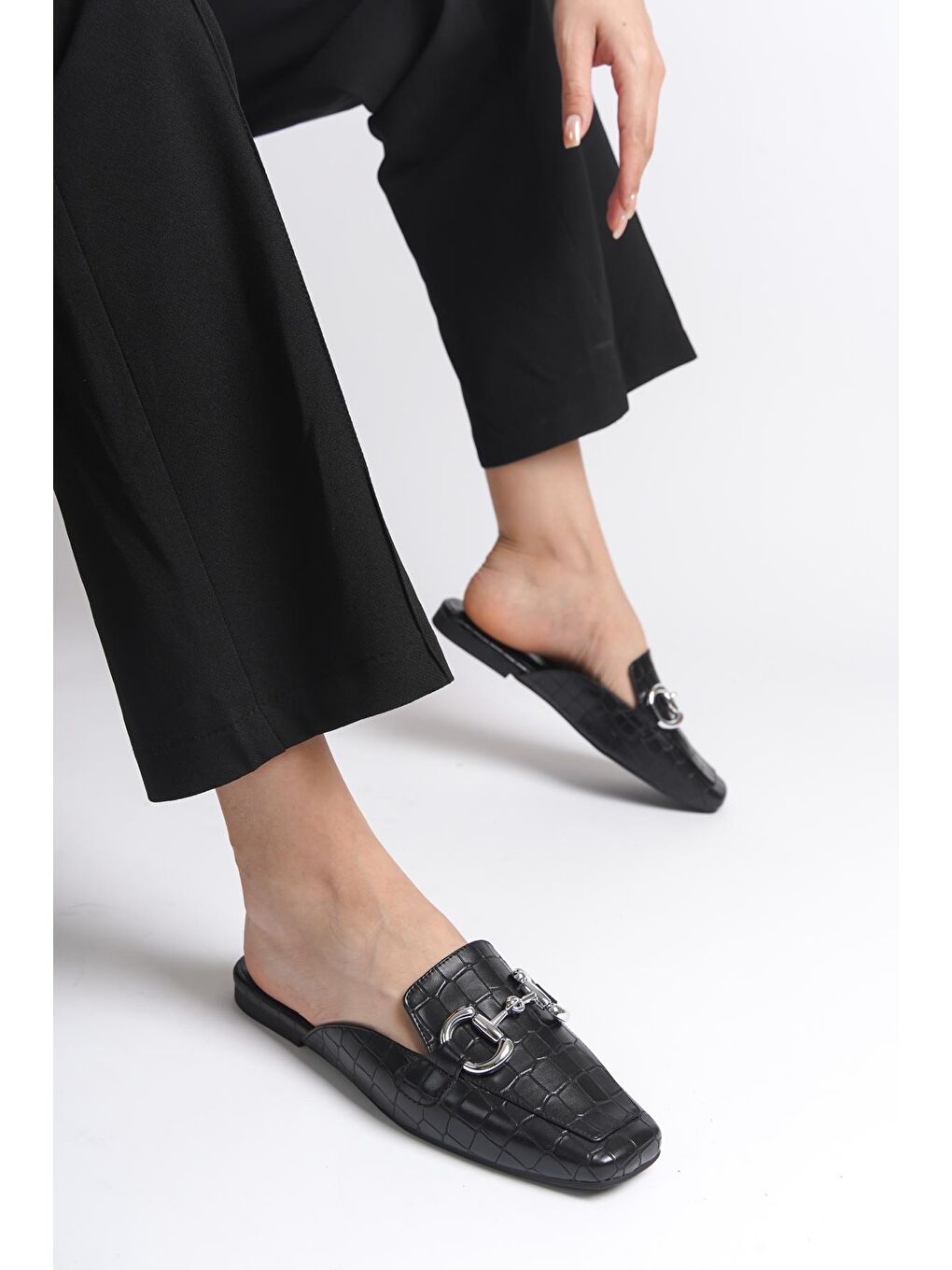 Siyah Küt Burunlu Metal Aksesuarlı Kroko Desenli Kadın Terlik-4