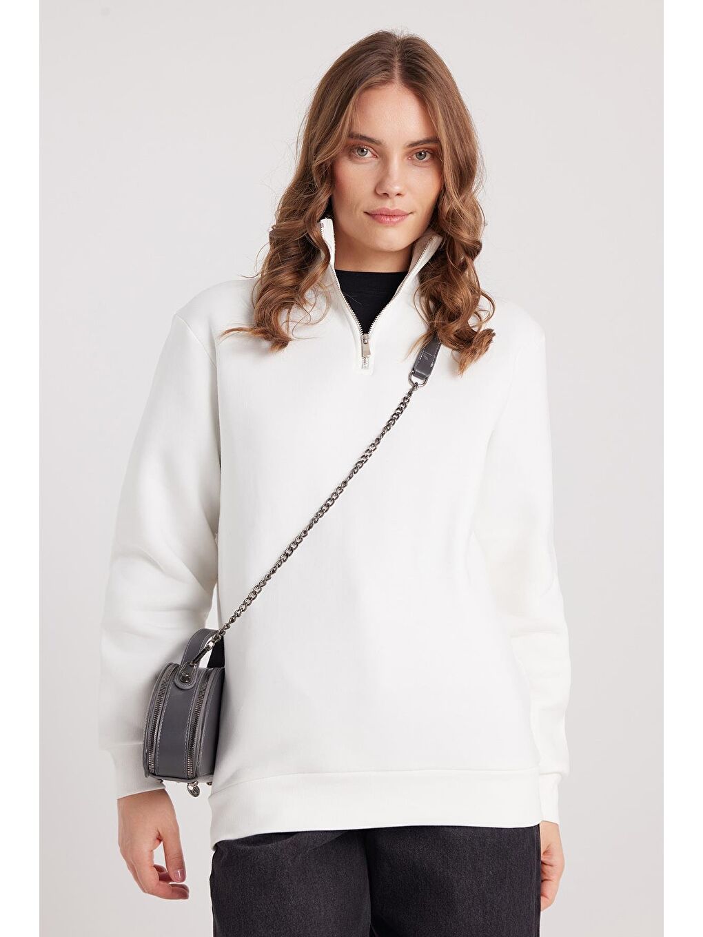 Kadın Relax Fit Rahat Kesim Pamuklu İçi Polarlı Yarım Fermuarlı Beyaz Dik Yaka Sweatshirt-0