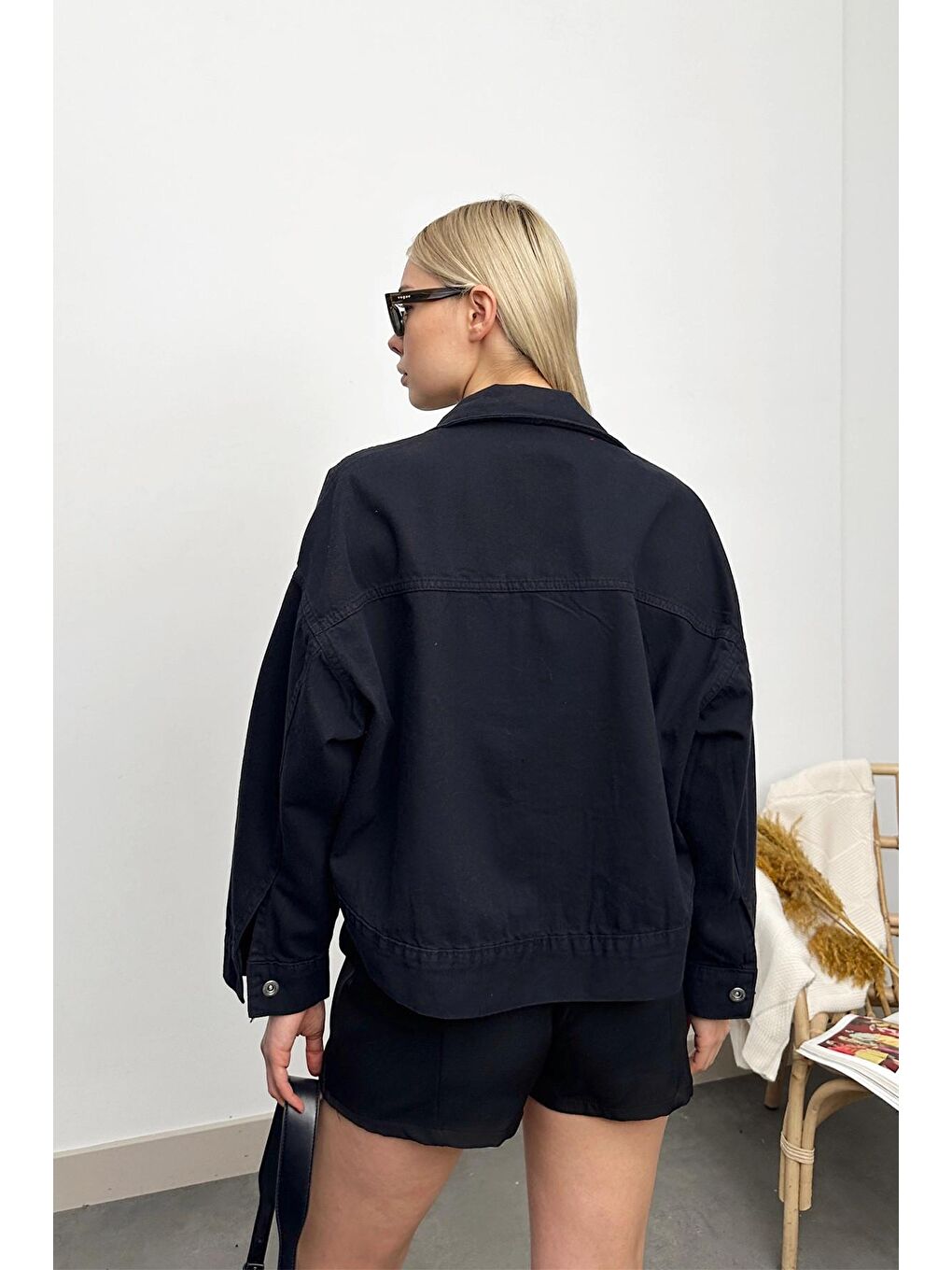 Siyah Oversize Oval Kesim Gömlek Yaka Crop Jean Ceket-4