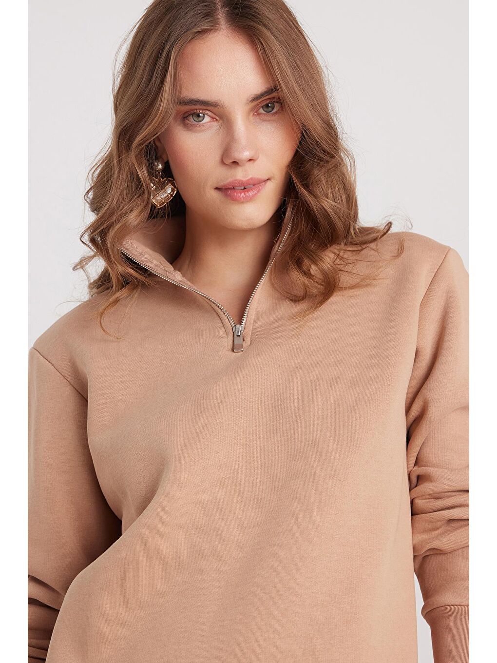 Bej Kadın Relax Fit Rahat Kesim Pamuklu İçi Polarlı Yarım Fermuarlı Taş Renk Dik Yaka Sweatshirt-1