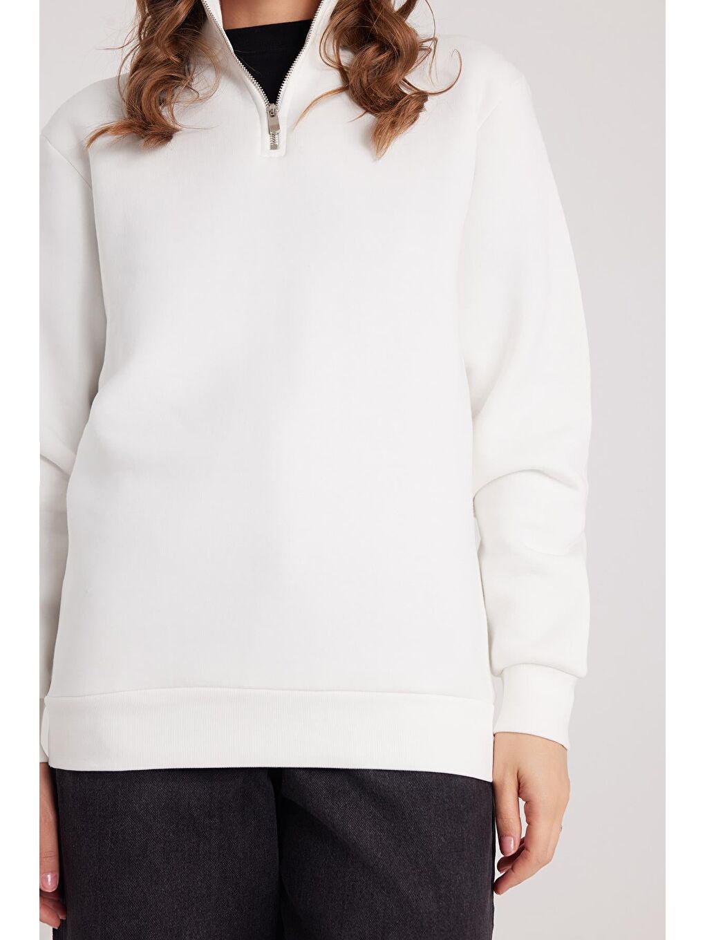Kadın Relax Fit Rahat Kesim Pamuklu İçi Polarlı Yarım Fermuarlı Beyaz Dik Yaka Sweatshirt-2