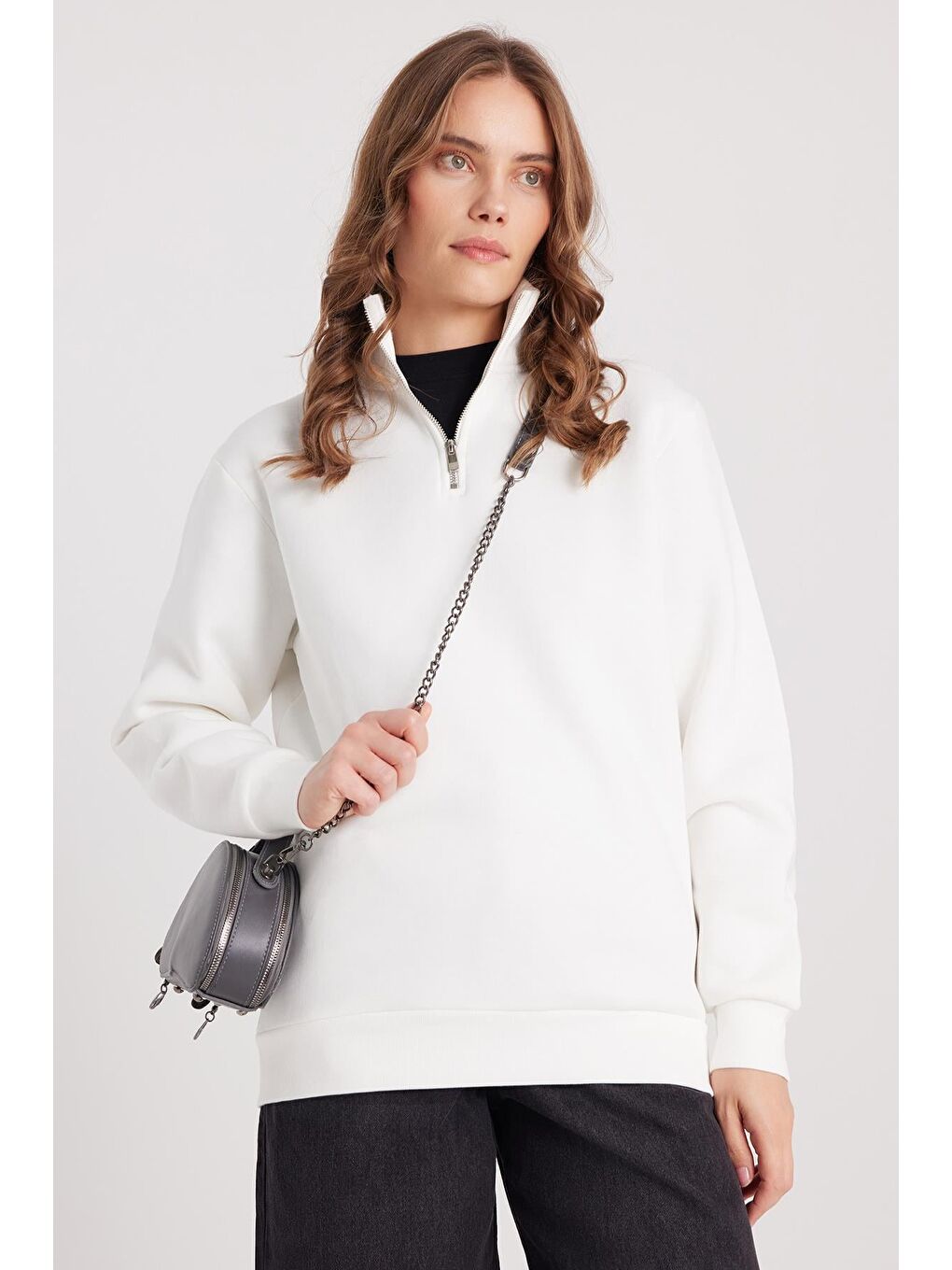 Kadın Relax Fit Rahat Kesim Pamuklu İçi Polarlı Yarım Fermuarlı Beyaz Dik Yaka Sweatshirt-3