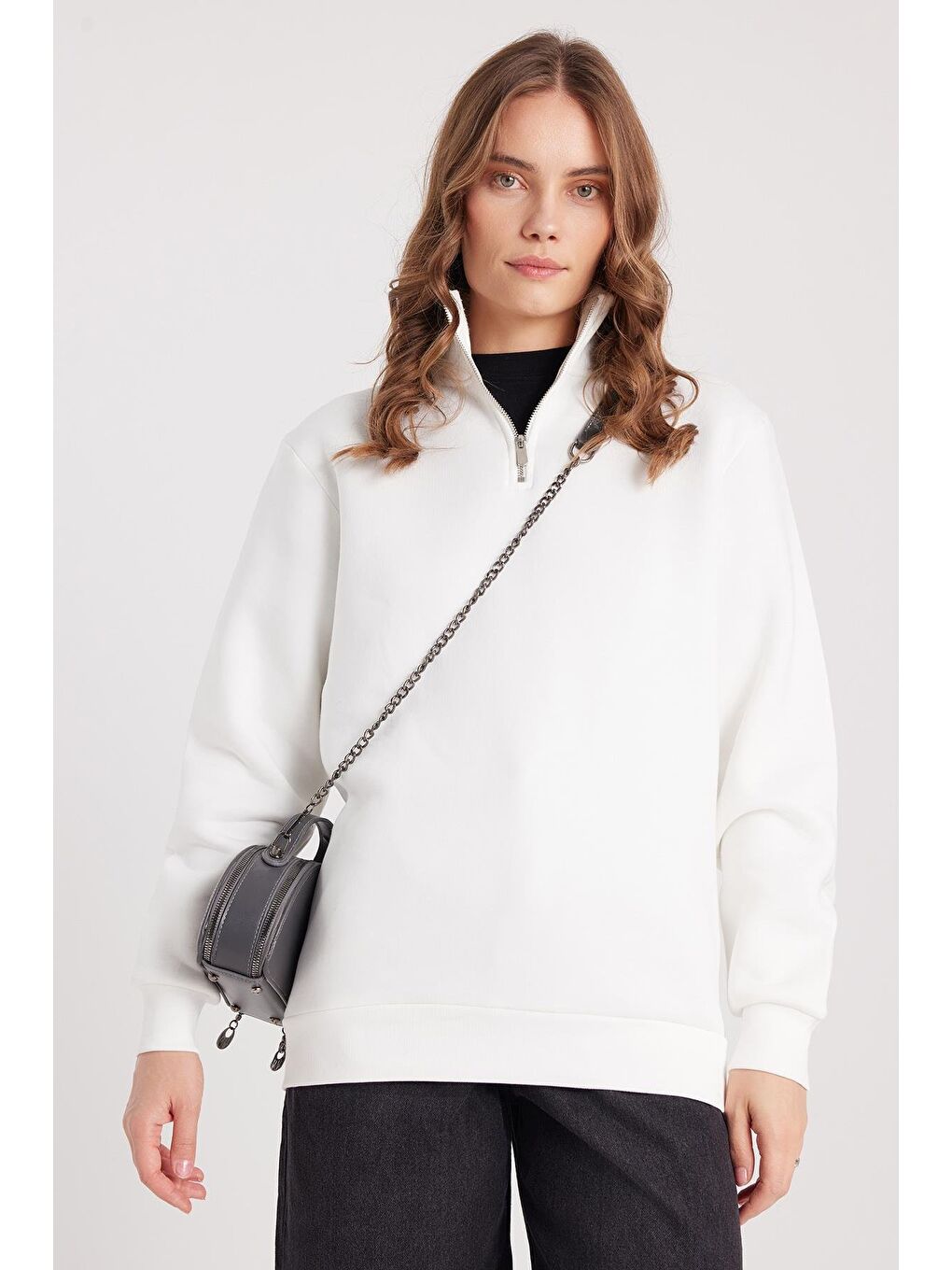 Kadın Relax Fit Rahat Kesim Pamuklu İçi Polarlı Yarım Fermuarlı Beyaz Dik Yaka Sweatshirt-4