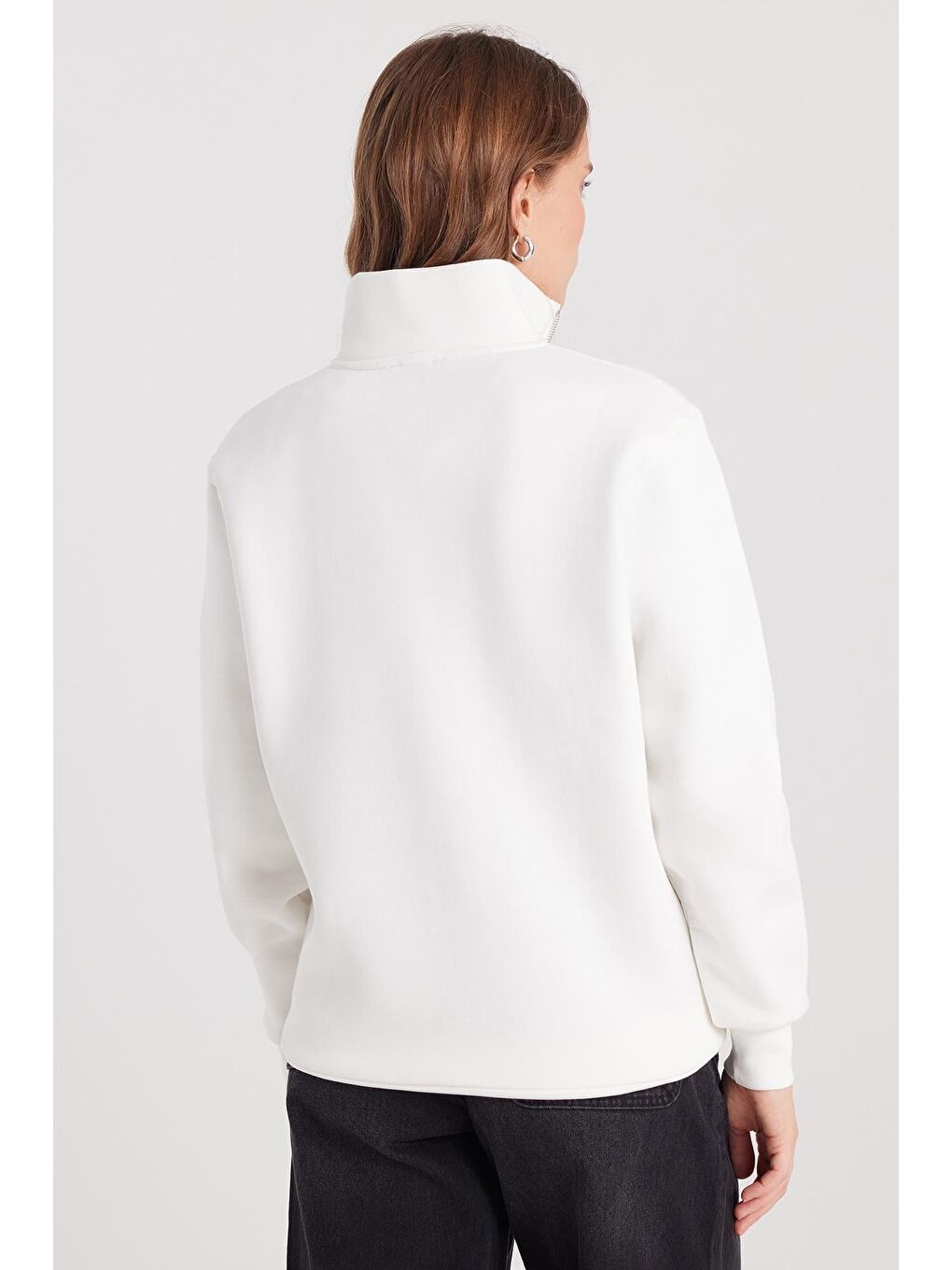 Kadın Relax Fit Rahat Kesim Pamuklu İçi Polarlı Yarım Fermuarlı Beyaz Dik Yaka Sweatshirt-6