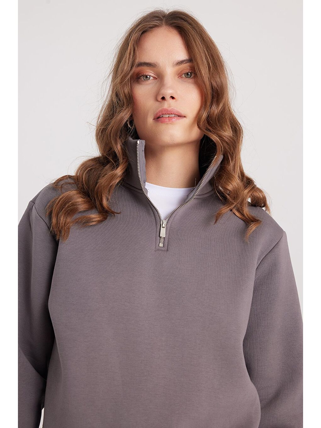 Kadın Relax Fit Rahat Kesim Pamuklu İçi Polarlı Yarım Fermuarlı Gri Dik Yaka Sweatshirt-1