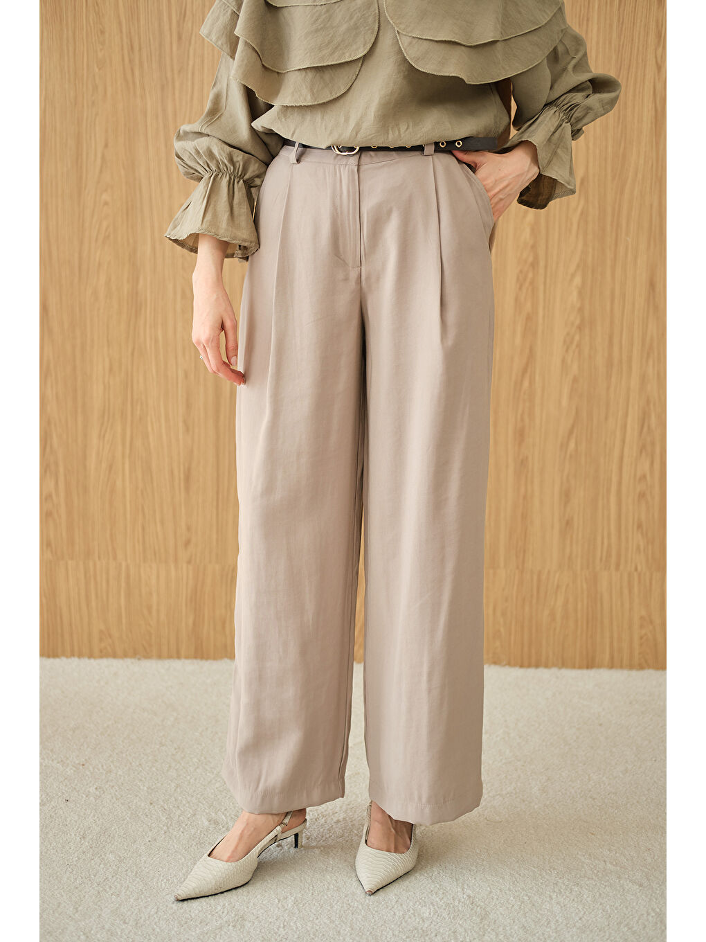 Ekru Kadın Pileli Kemerli Pantolon Krem