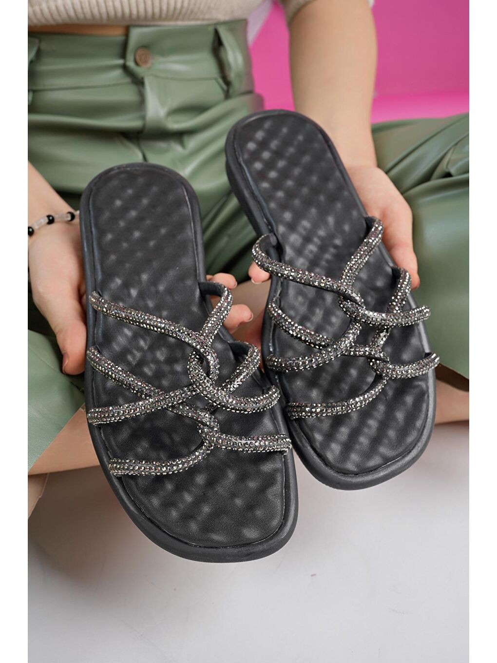 Siyah EMMA Kadın Günlük Ortopedik Taşlı Şık Tarz ve Rahat Terlik