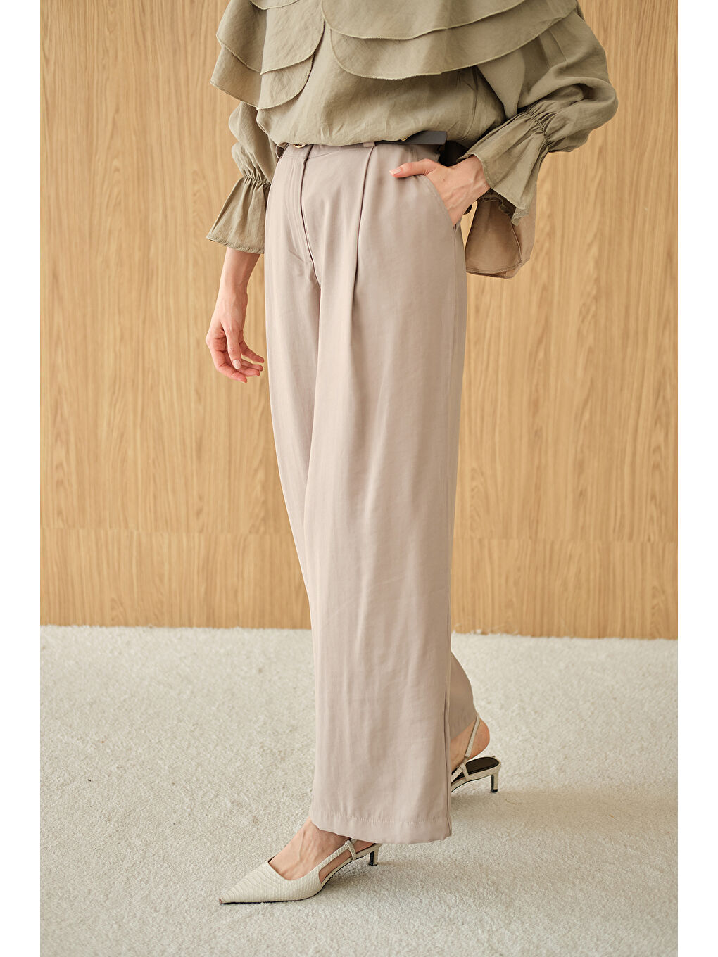 Ekru Kadın Pileli Kemerli Pantolon Krem-1