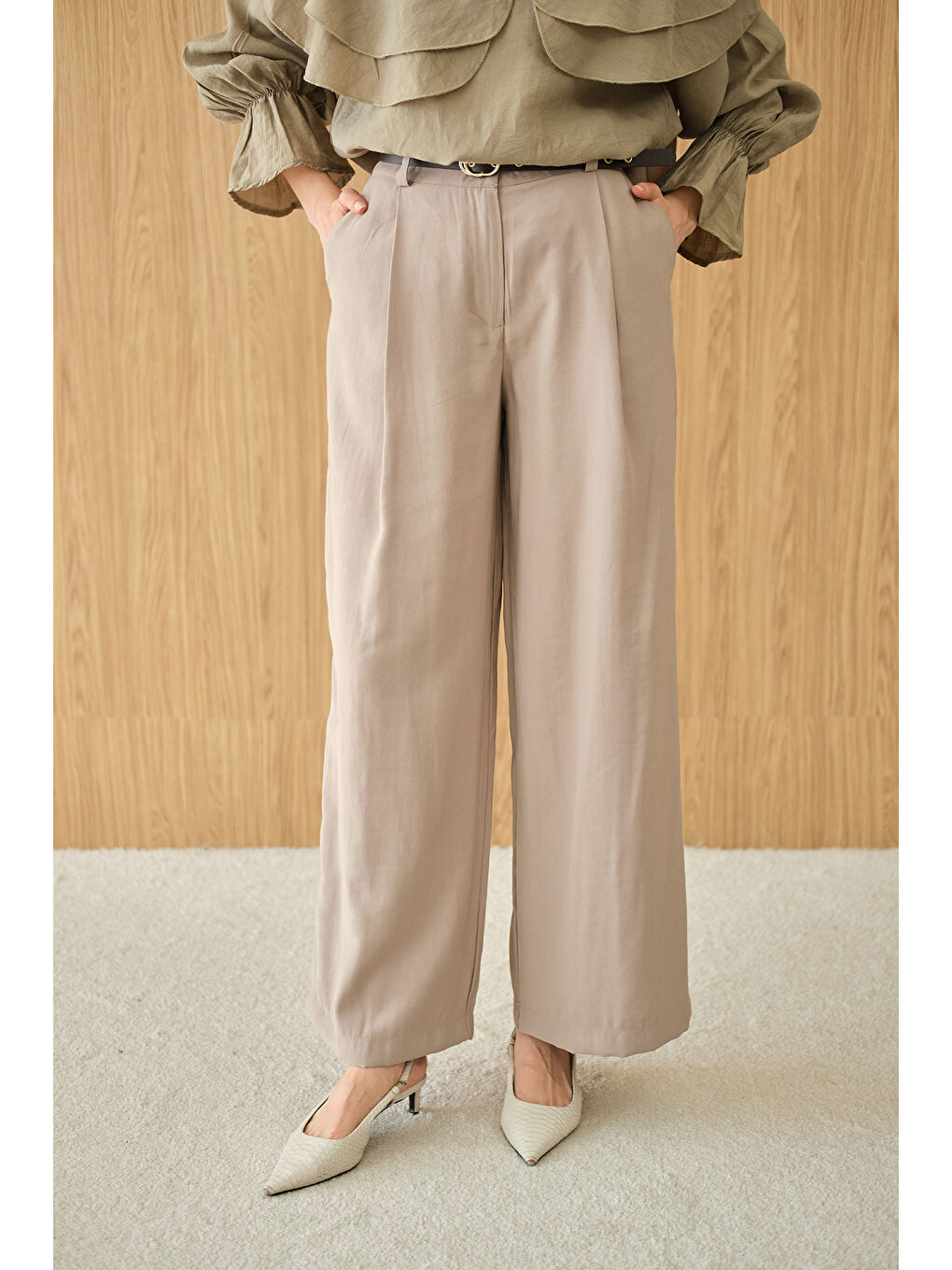 Ekru Kadın Pileli Kemerli Pantolon Krem-2